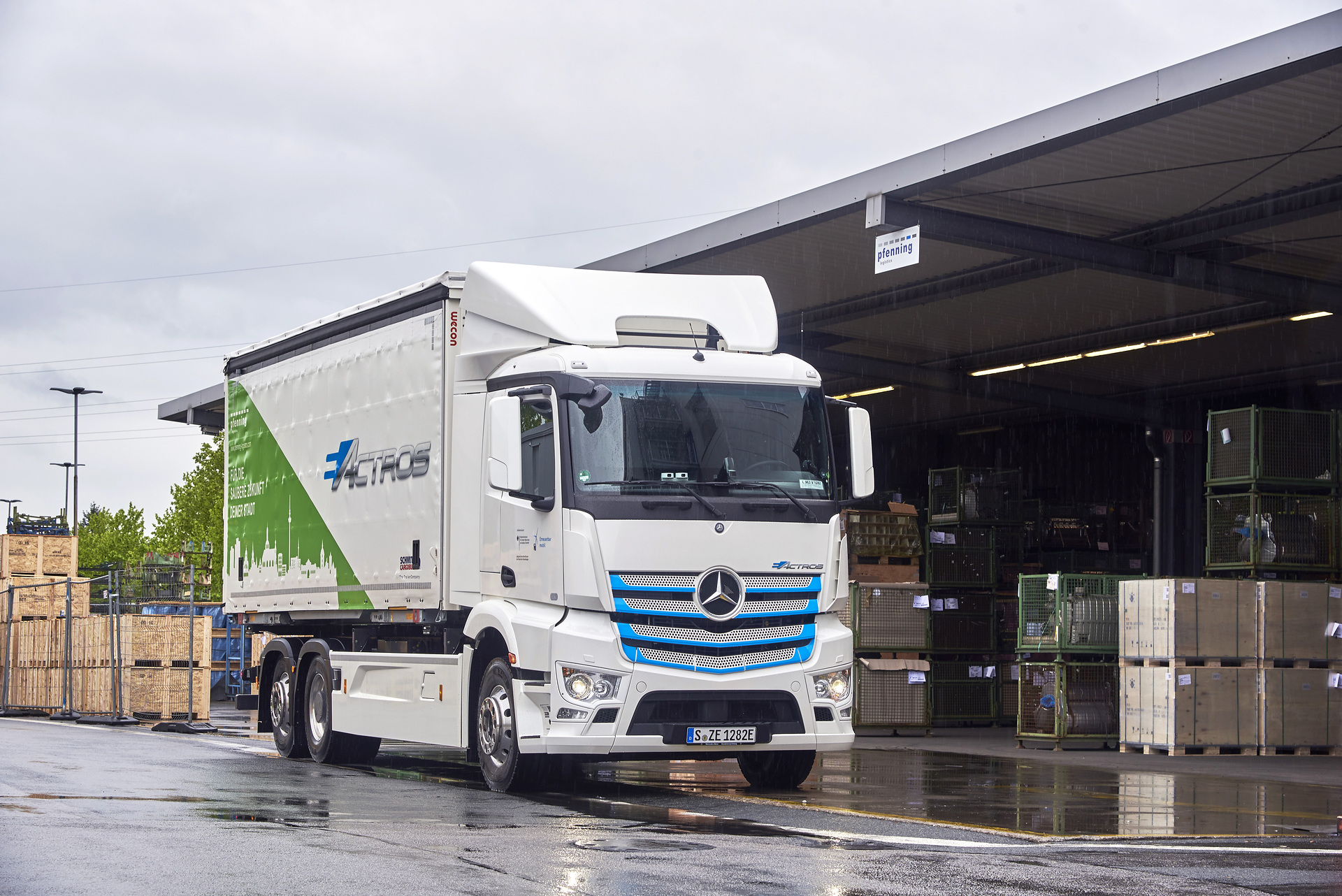 Mai 2019: Übergabe Mercedes-Benz eActros an Pfenning Emissionsfreier Werksverkehr in Mannheim: Pfenning Logistics fährt Mercedes-Benz eActros