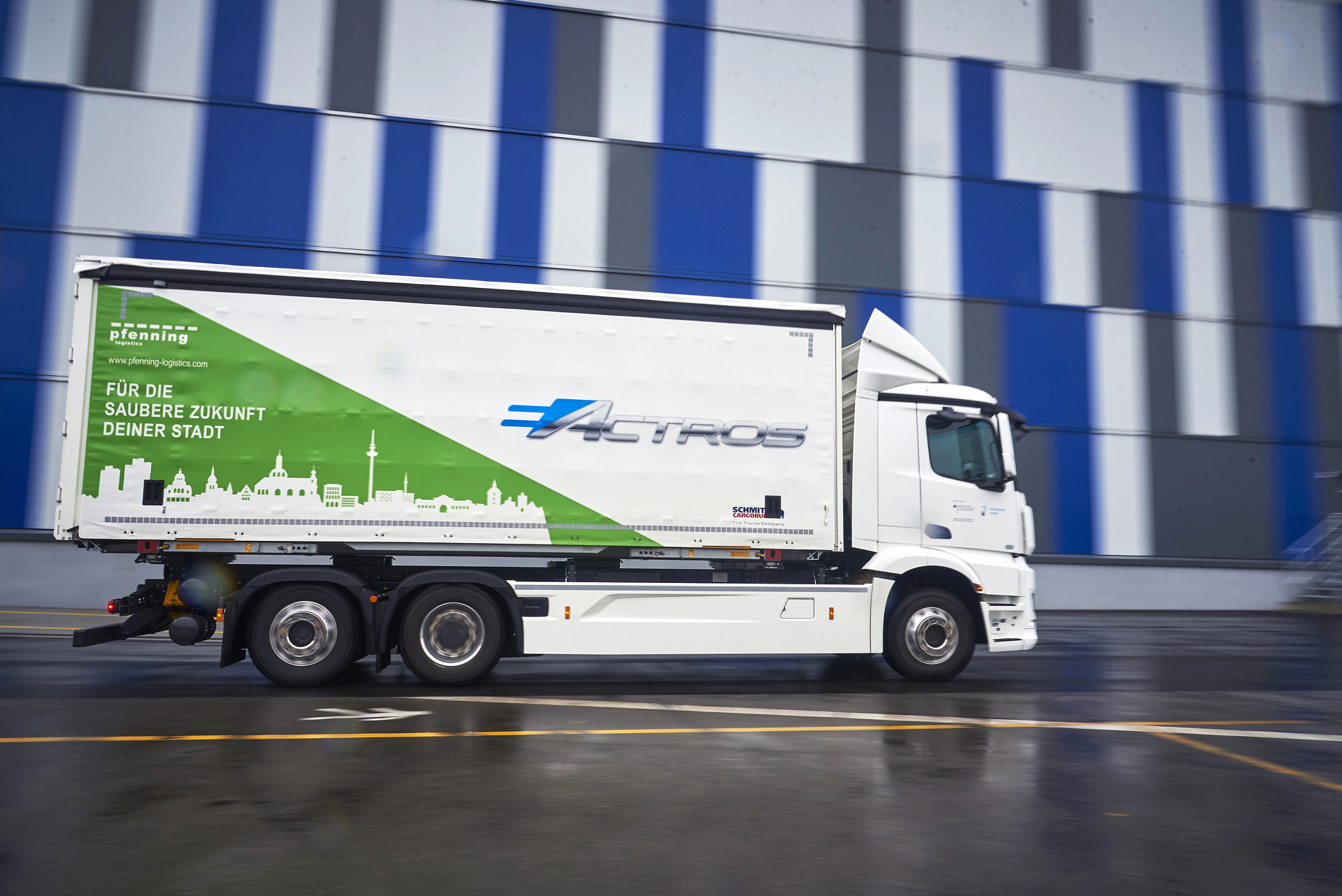 Der eActros versorgt das Mercedes-Benz Werk Mannheim mit Komponenten und Ersatzteilen. Emissionsfreier Werksverkehr in Mannheim: Pfenning Logistics fährt Mercedes-Benz eActros