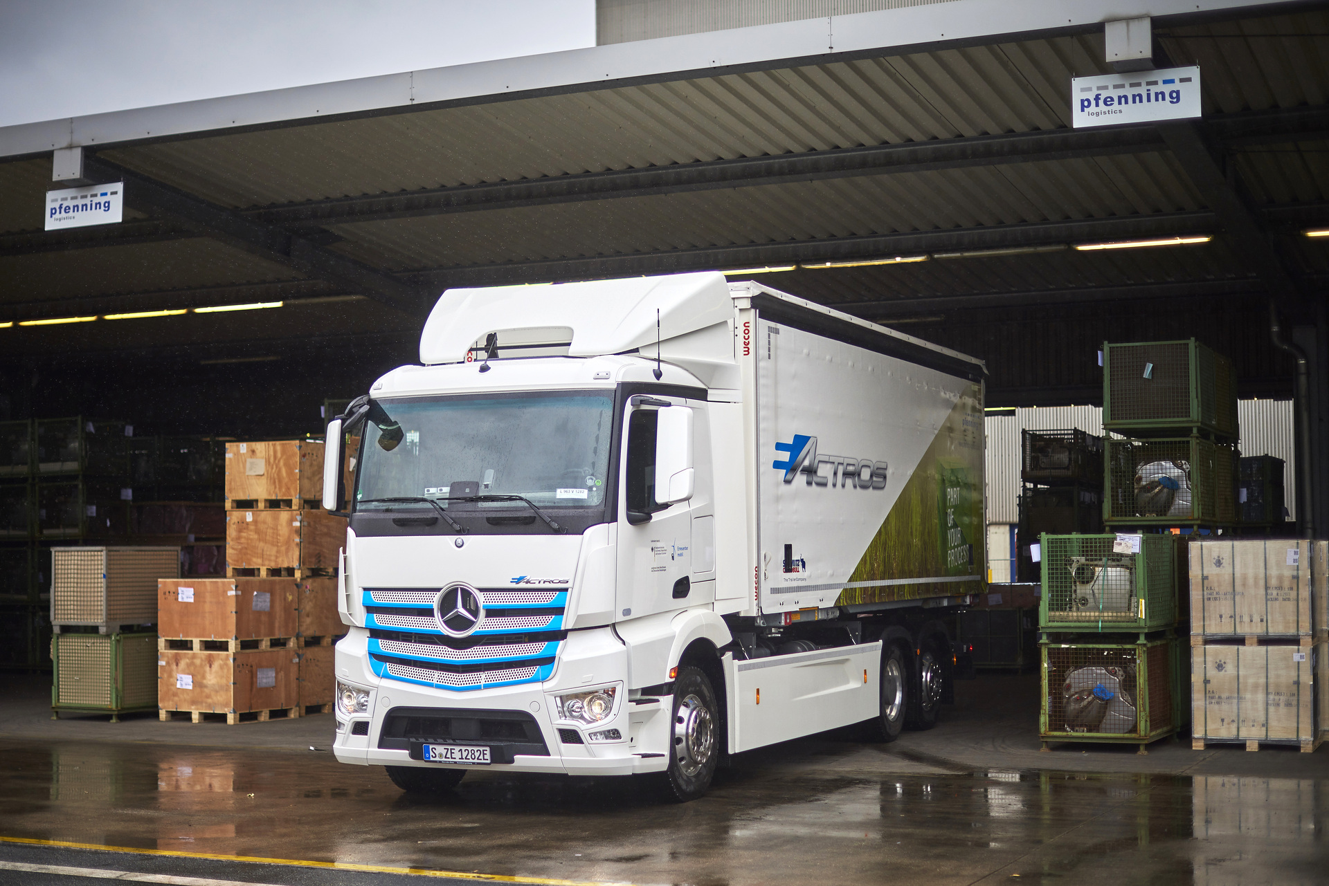 Mai 2019: Übergabe Mercedes-Benz eActros an Pfenning Emissionsfreier Werksverkehr in Mannheim: Pfenning Logistics fährt Mercedes-Benz eActros