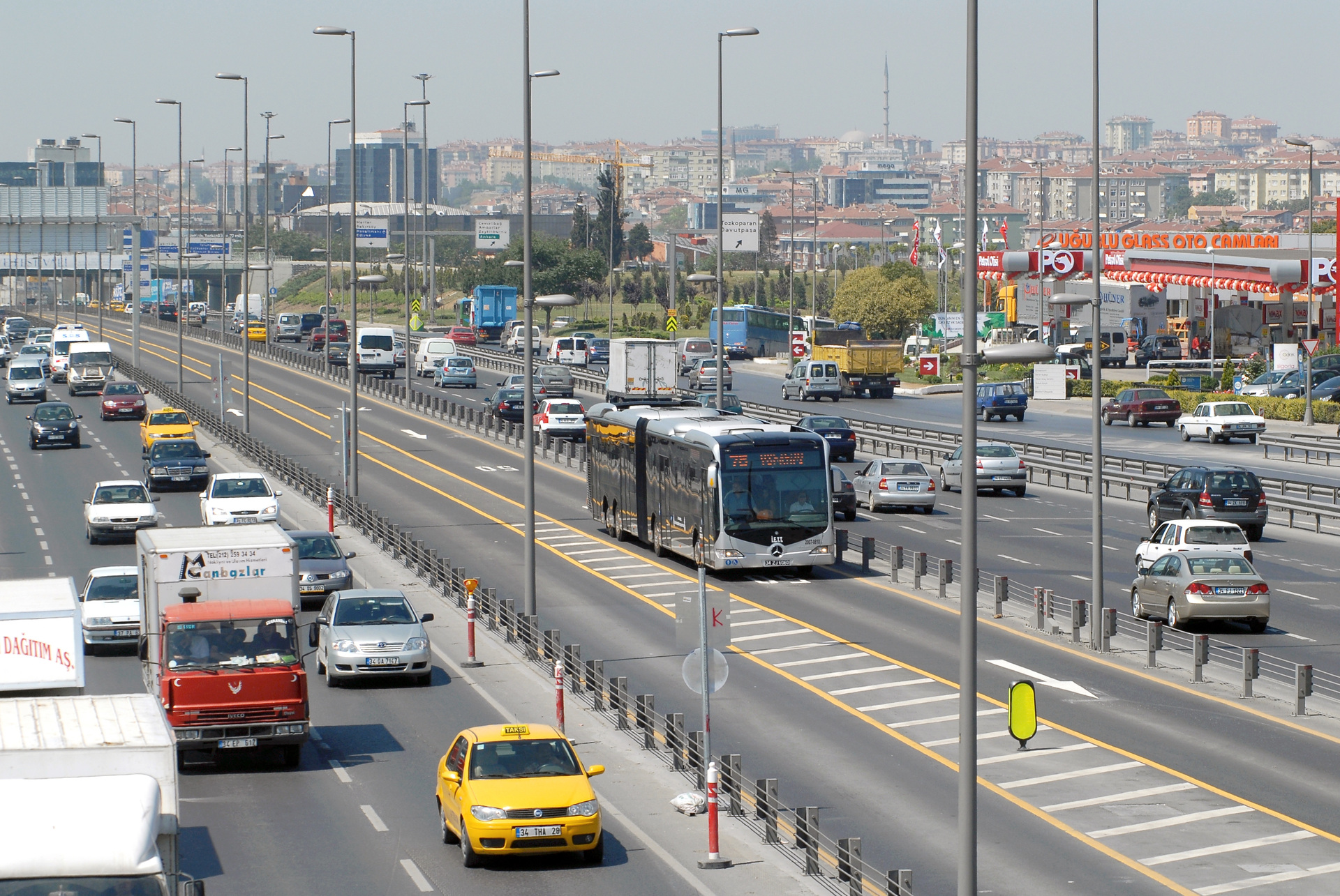 Mercedes-Benz CapaCity in der türkischen Metropole Istanbul, wo eines der weltweit größten BRT-Systeme angewandt wird. Eine Million Menschen nutzen dort täglich die BRT-Linie. Heute ankommen. An Morgen denken: Daimler Buses leistet Beitrag zu verantwortungsvollem öffentlichen Personennahverkehr