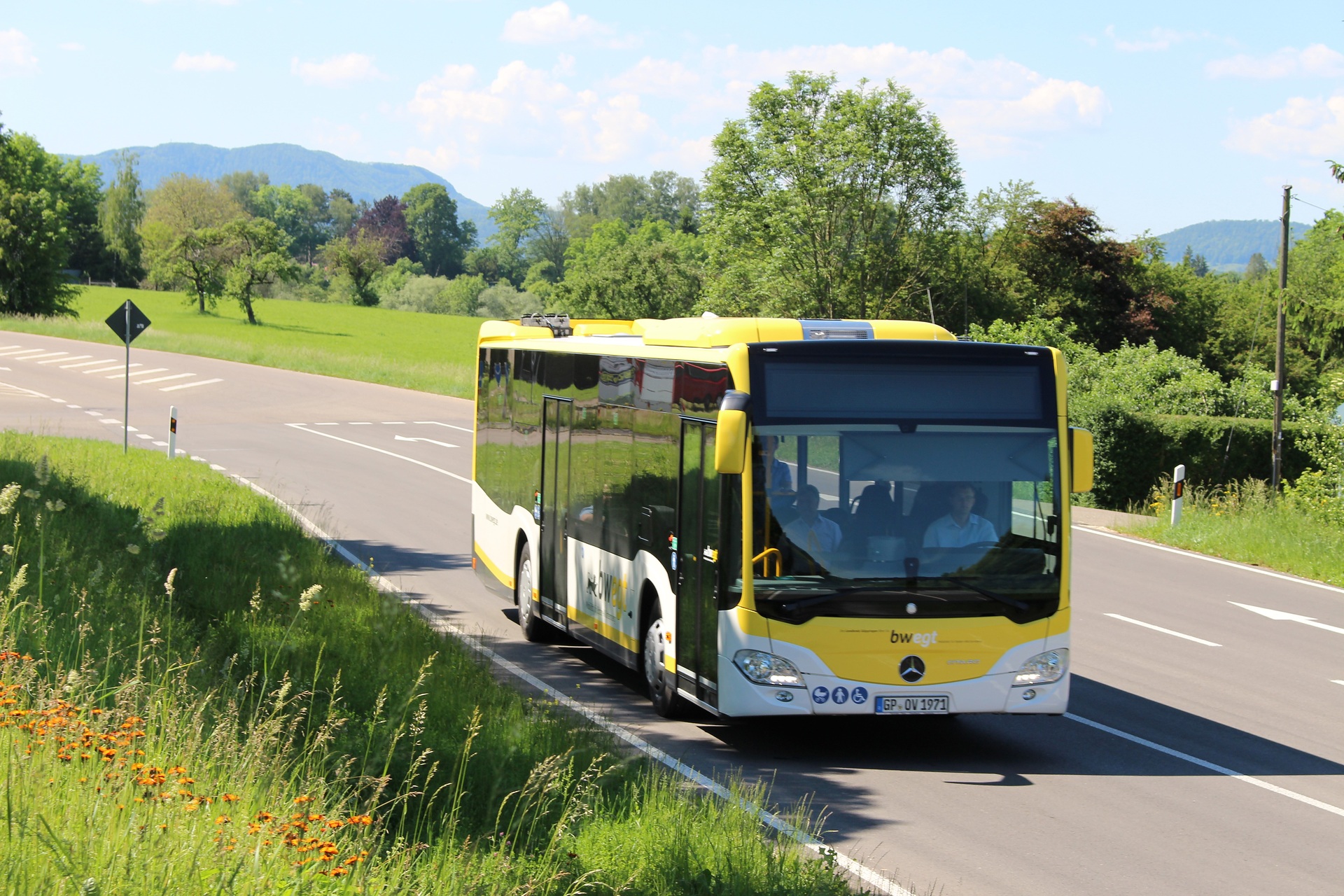 Die neuen Citaro hybrid sind im Design der Mobilitätsmarke bwegt unterwegs und stehen stellvertretend für einen umweltfreundlichen, barrierefreien und attraktiven Omnibusverkehr des Landes Baden-Württemberg. Mercedes-Benz Citaro hybrid: Neue Regio-Schnellbuslinie setzt auf Mercedes-Benz Hybridbusse