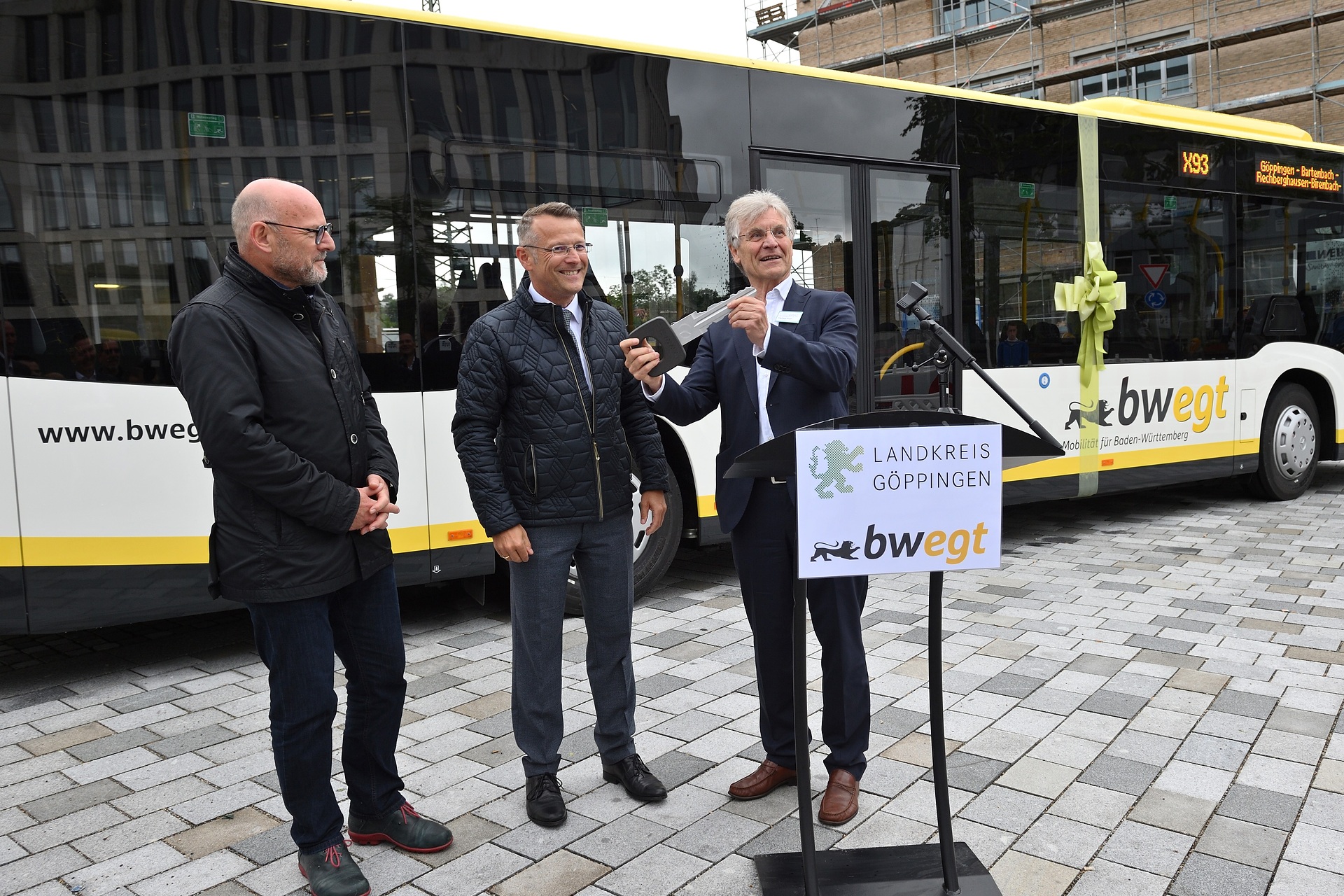 Zwei Mercedes-Benz Citaro hybrid werden künftig die neuen Regio-Schnellbuslinie X 93 bedienen. Anlässlich der Einweihung durch den Verkehrsminister Winfried Hermann (links im Bild) übergab Hermann Fröhlich, Leiter Vertriebsregion Südwest Daimler Buses, den symbolischen Schlüssel an Eberhard Geiger (rechts), Geschäftsführer Omnibusverkehr Göppingen. Mercedes-Benz Citaro hybrid: Neue Regio-Schnellbuslinie setzt auf Mercedes-Benz Hybridbusse