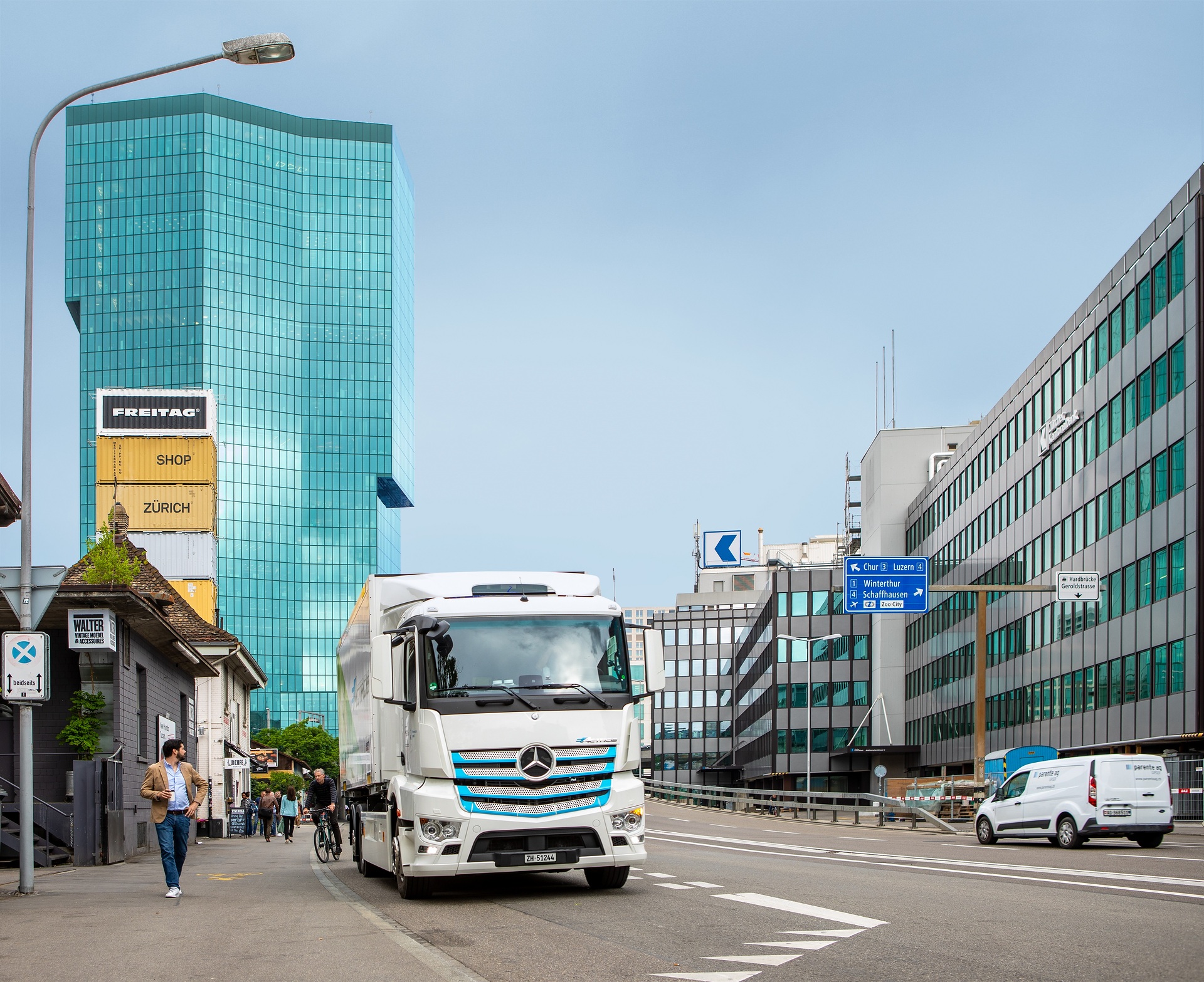 Zwei vollelektrische Mercedes-Benz Lkw für die Schweiz: Camion Transport und Migros erproben den eActros