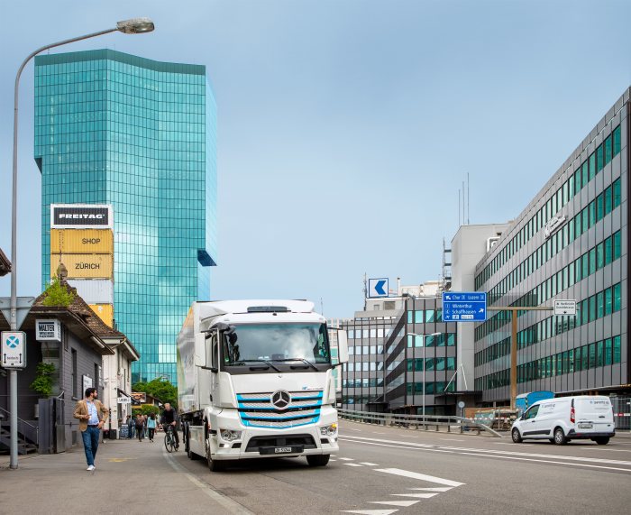 Zwei vollelektrische Mercedes-Benz Lkw für die Schweiz: Camion Transport und Migros erproben den eActros