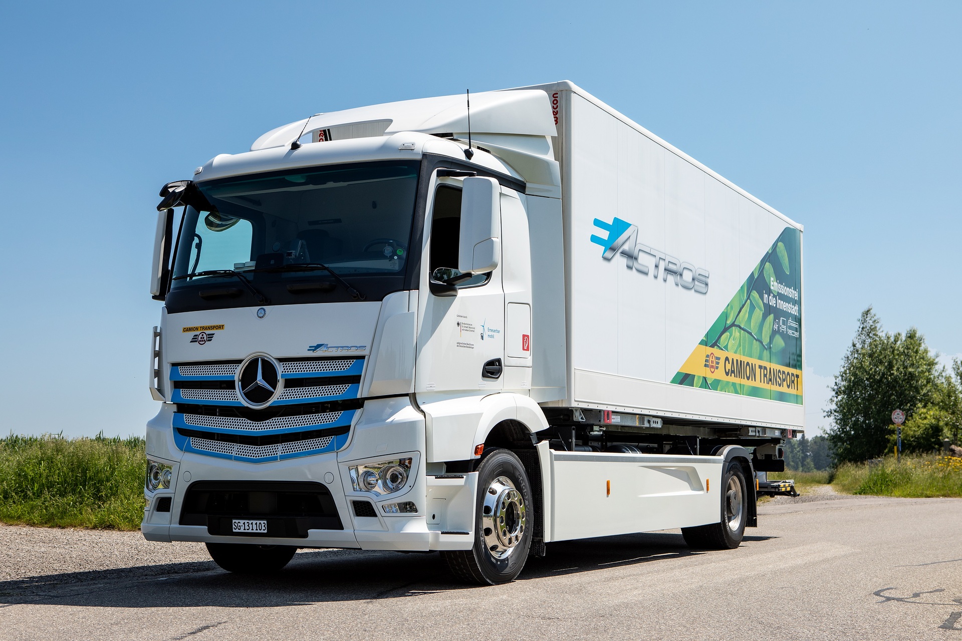 Zwei vollelektrische Mercedes-Benz Lkw für die Schweiz: Camion Transport und Migros erproben den eActros