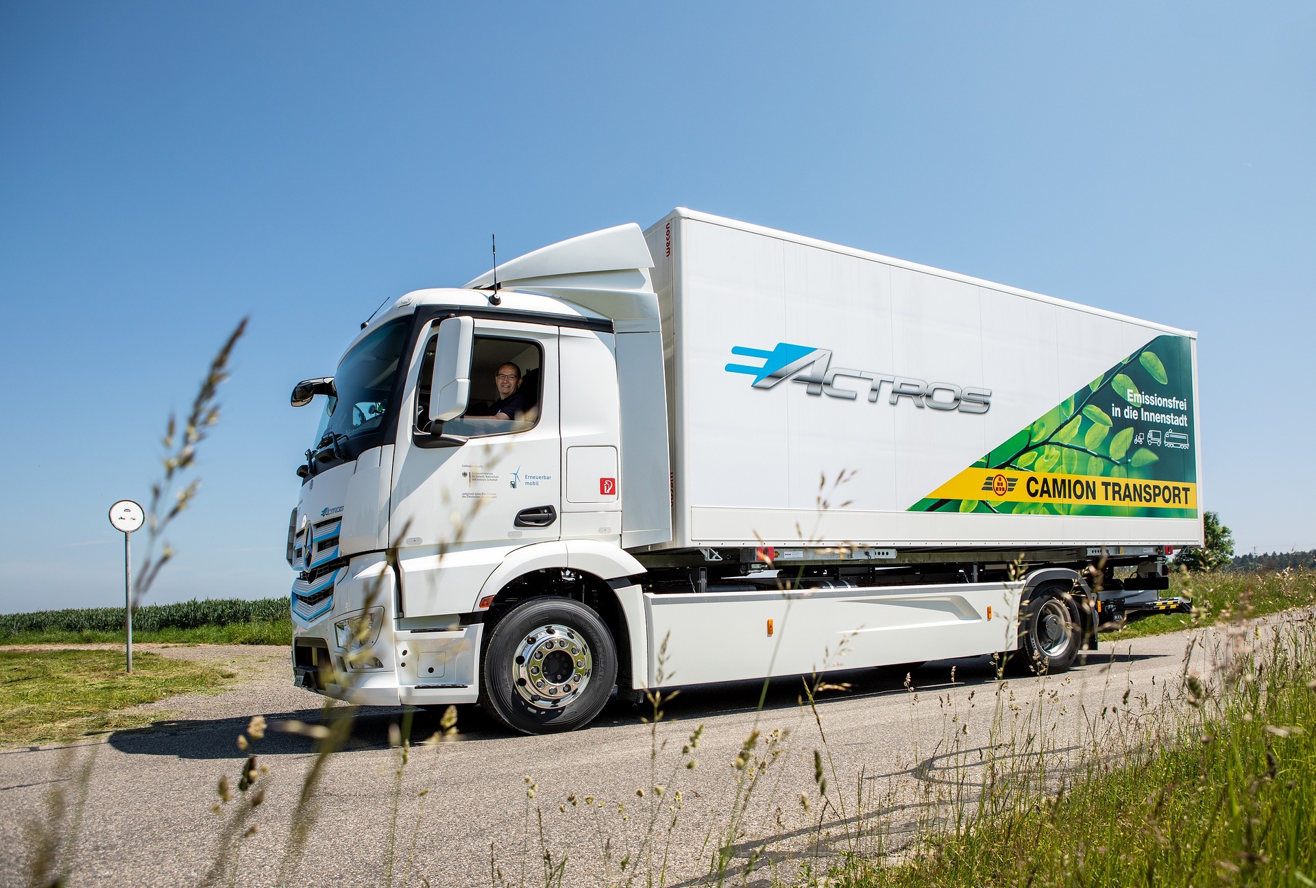 Zwei vollelektrische Mercedes-Benz Lkw für die Schweiz: Camion Transport und Migros erproben den eActros