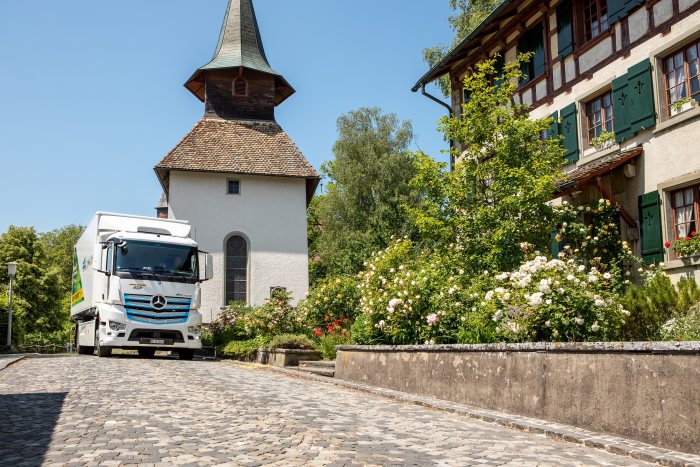 Zwei vollelektrische Mercedes-Benz Lkw für die Schweiz: Camion Transport und Migros erproben den eActros
