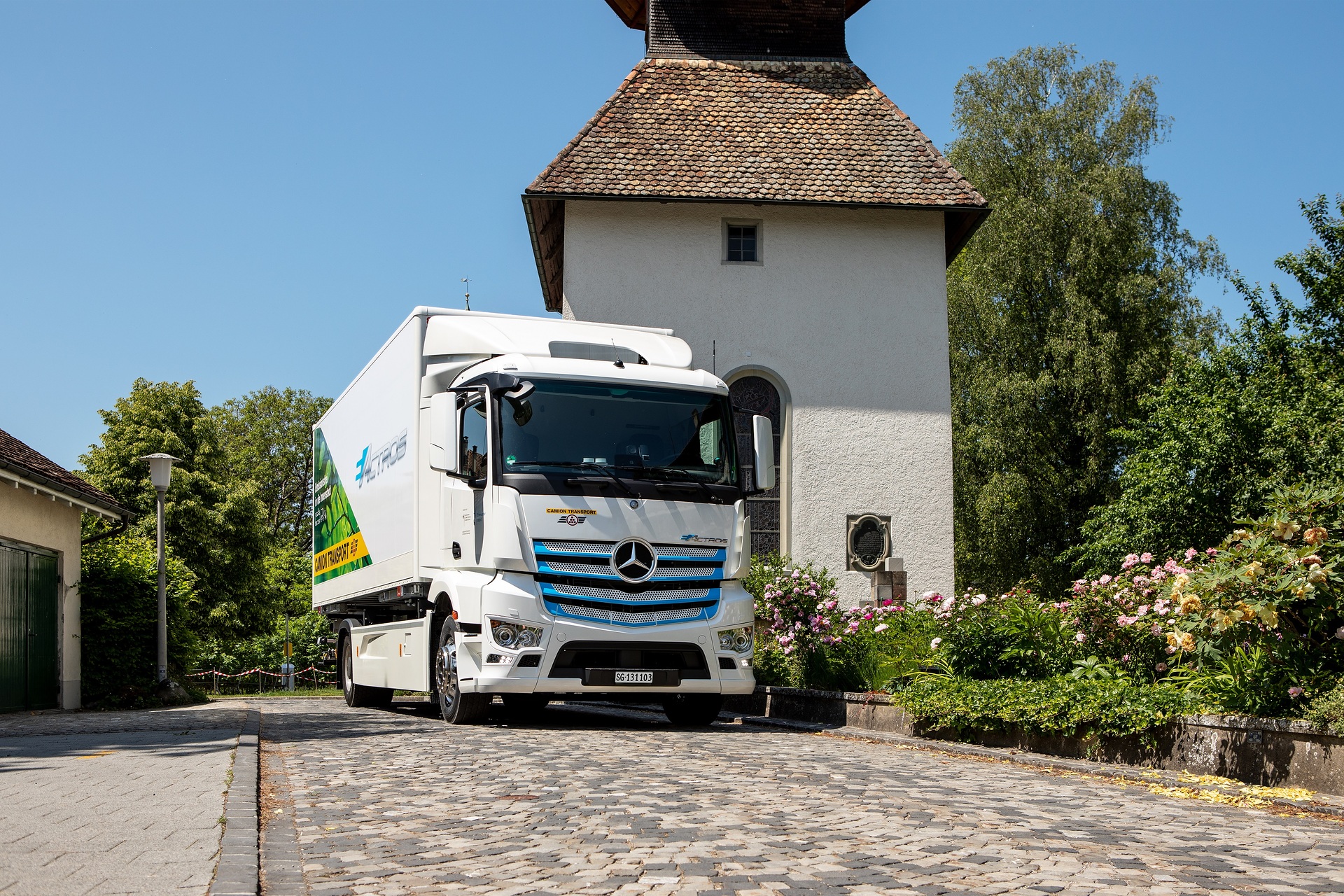 Zwei vollelektrische Mercedes-Benz Lkw für die Schweiz: Camion Transport und Migros erproben den eActros