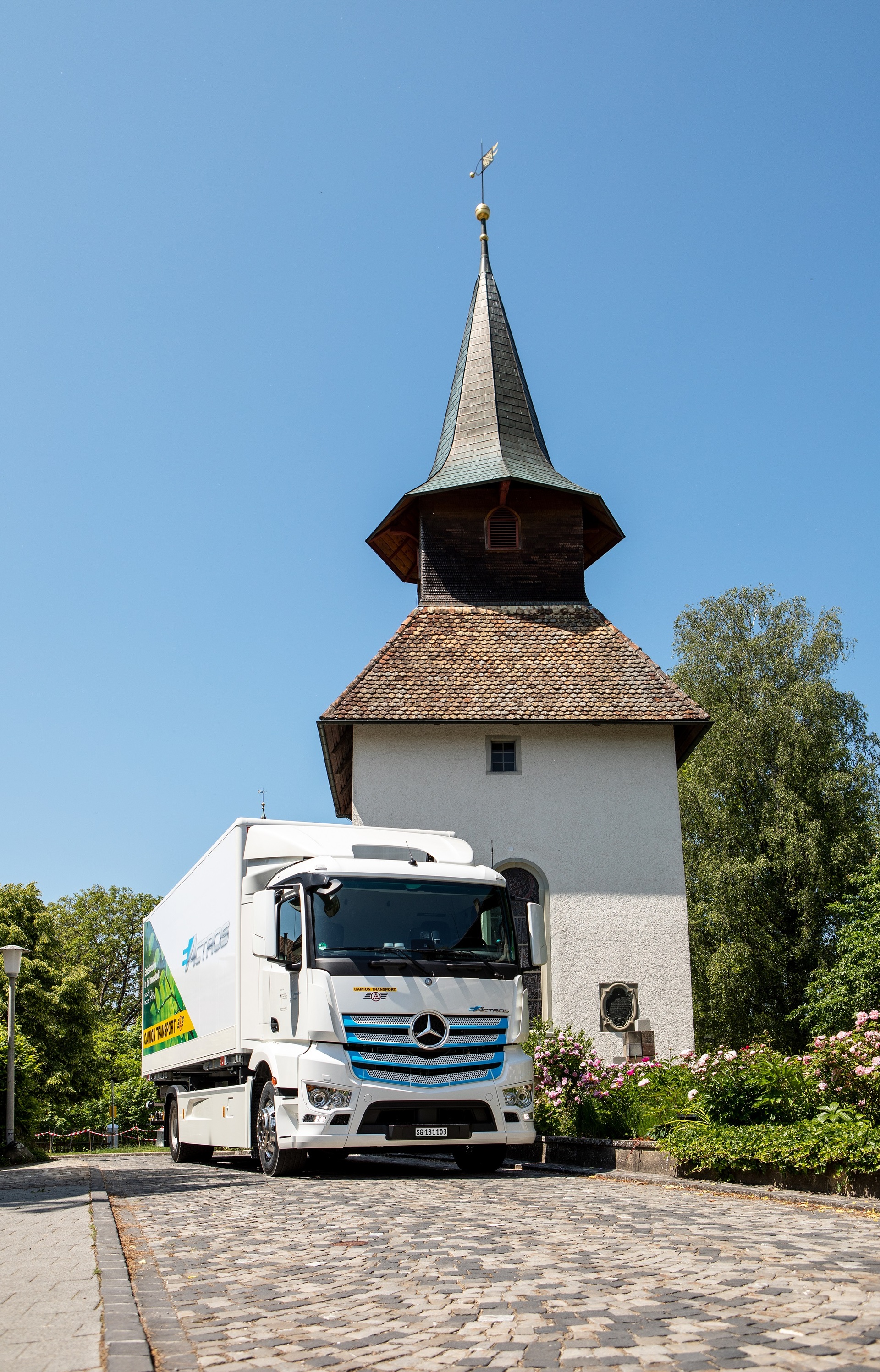 Zwei vollelektrische Mercedes-Benz Lkw für die Schweiz: Camion Transport und Migros erproben den eActros
