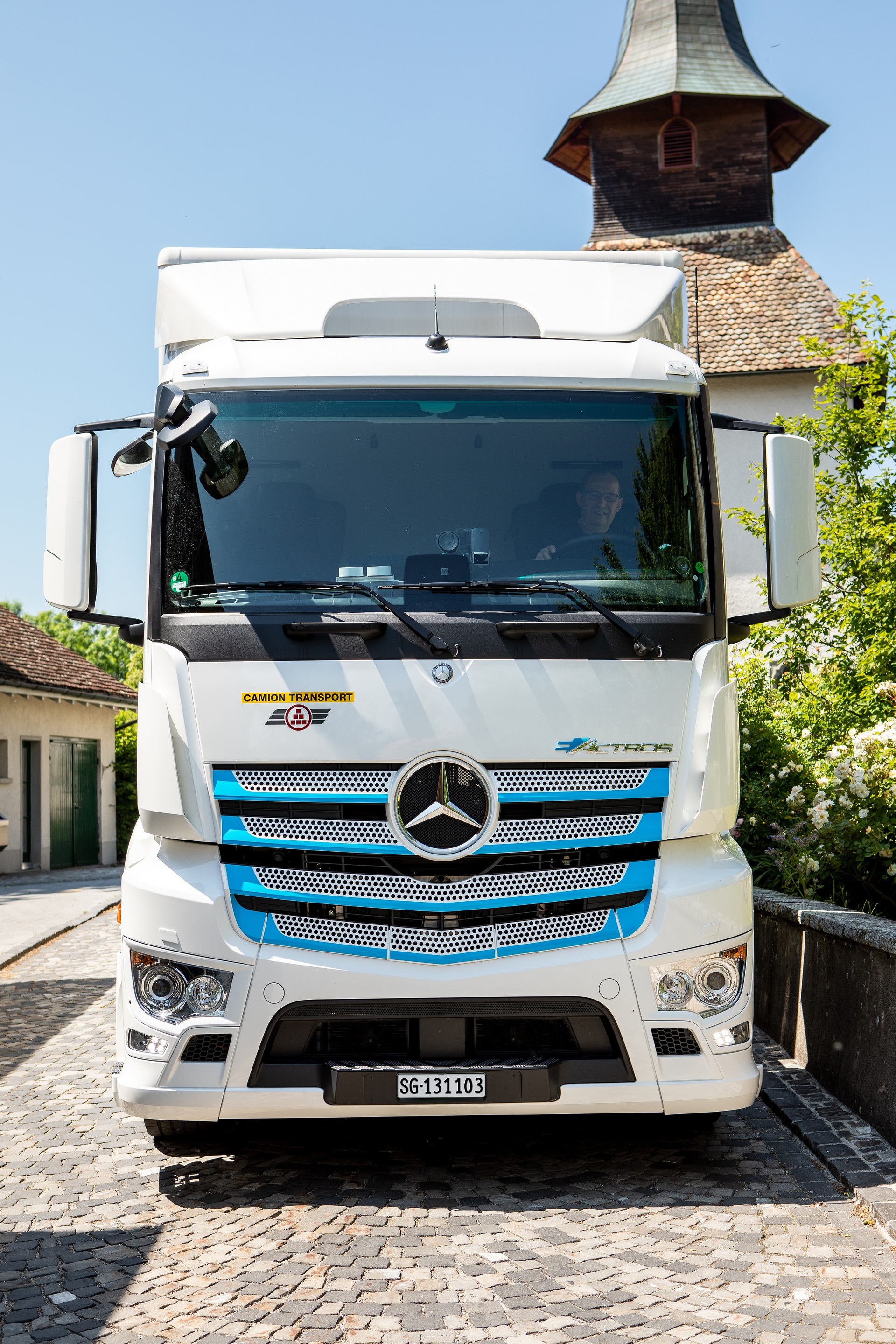 Zwei vollelektrische Mercedes-Benz Lkw für die Schweiz: Camion Transport und Migros erproben den eActros