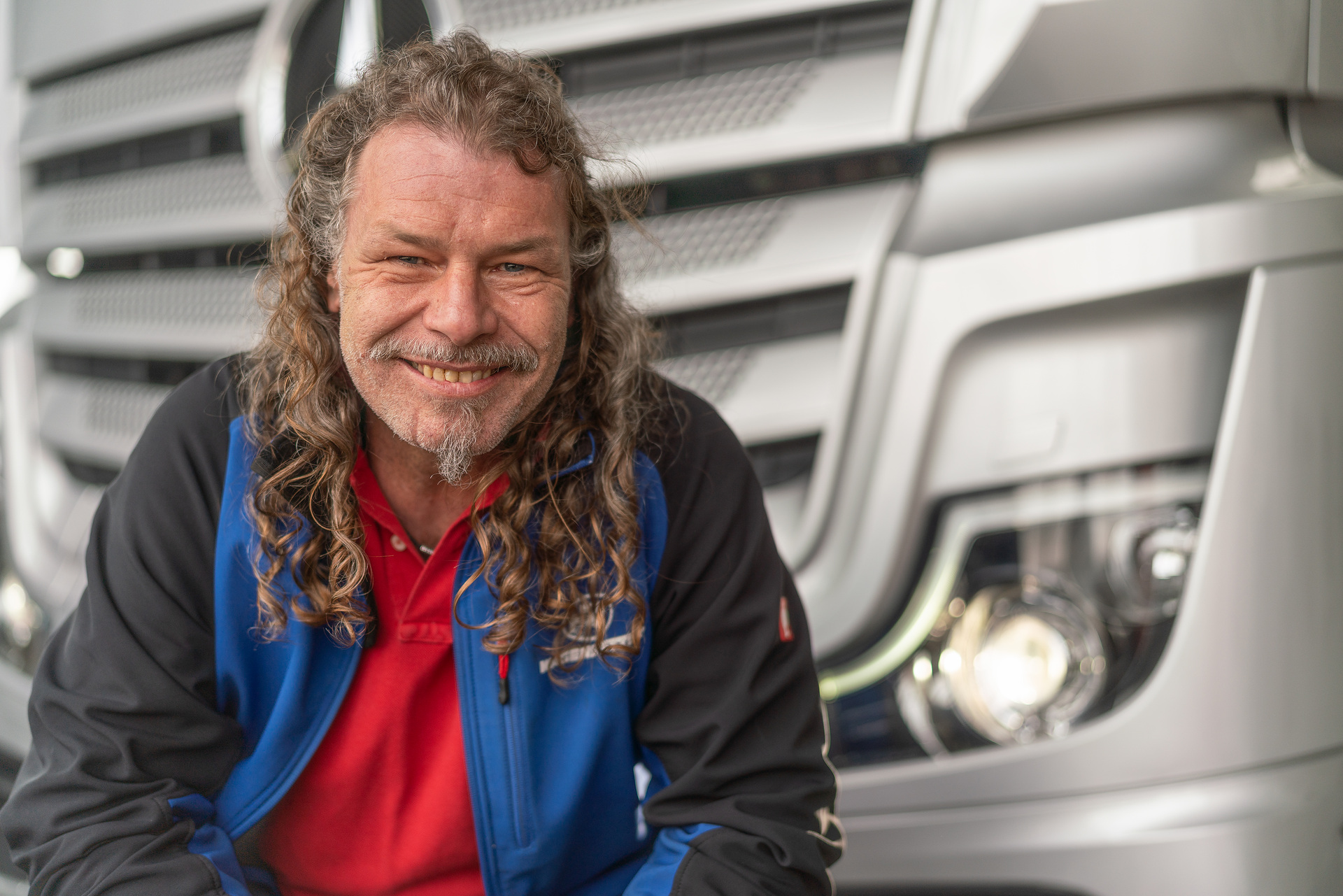 Innovationsfan: Tom Westphal, Fahrer bei der Spedition Wagenstetter, möchte seinen neuen Arbeitsplatz mit Multimedia Cockpit und MirrorCam, Active Drive Assist und Predictive Powertrain Control nicht mehr missen Mehr Sicherheit durch teilautomatisiertes Fahren: Spedition Wagenstetter aus Forsting in Oberbayern testete den Active Drive Assist im neuen Actros