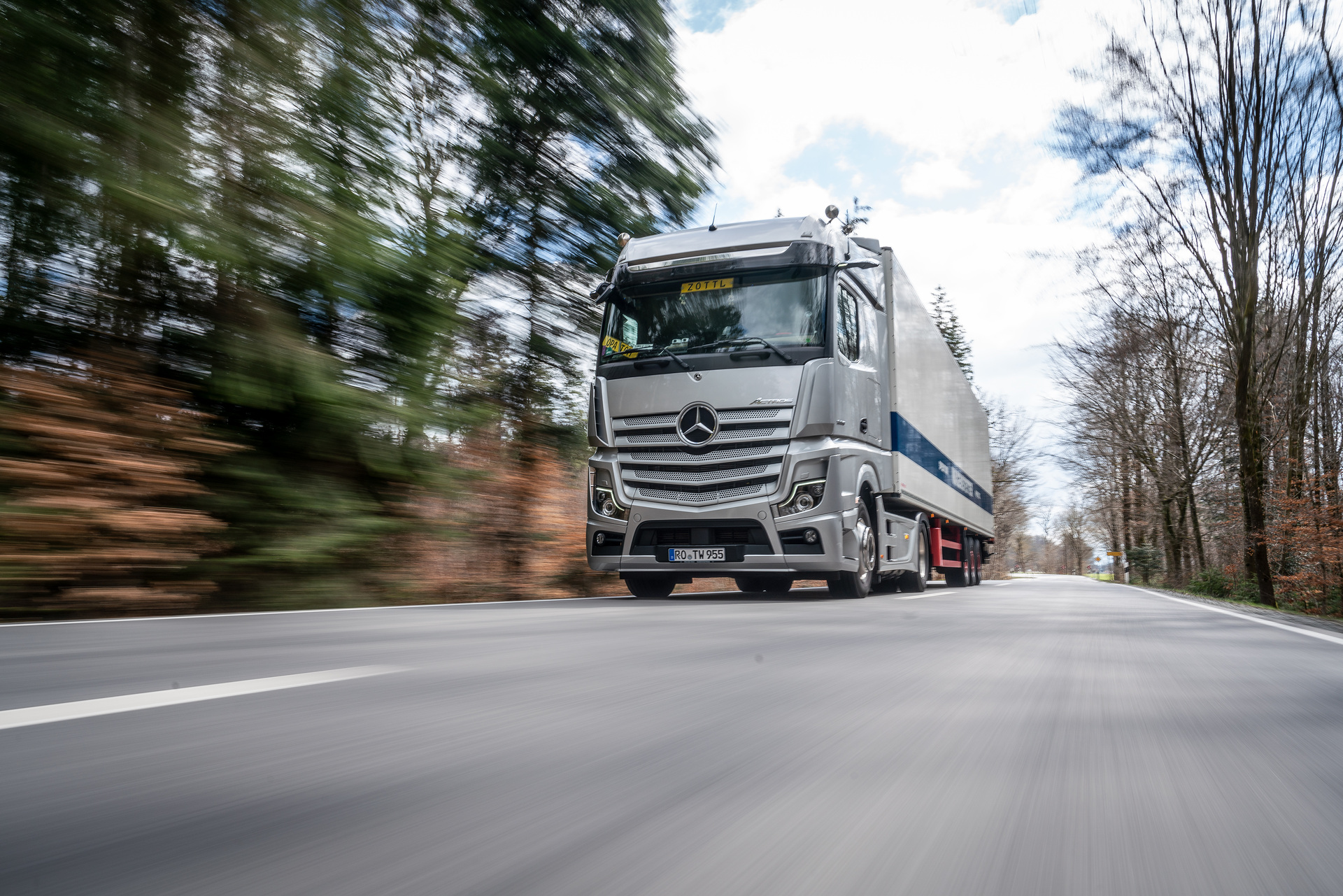 Weiterentwickeltes Predictive Powertrain Control: Der neue Actros von Wagenstetter kann jetzt auch im Überlandverkehr die neue Tempomat- und Getriebesteuerung einsetzen und so Kraftstoff sparen Mehr Sicherheit durch teilautomatisiertes Fahren: Spedition Wagenstetter aus Forsting in Oberbayern testete den Active Drive Assist im neuen Actros
