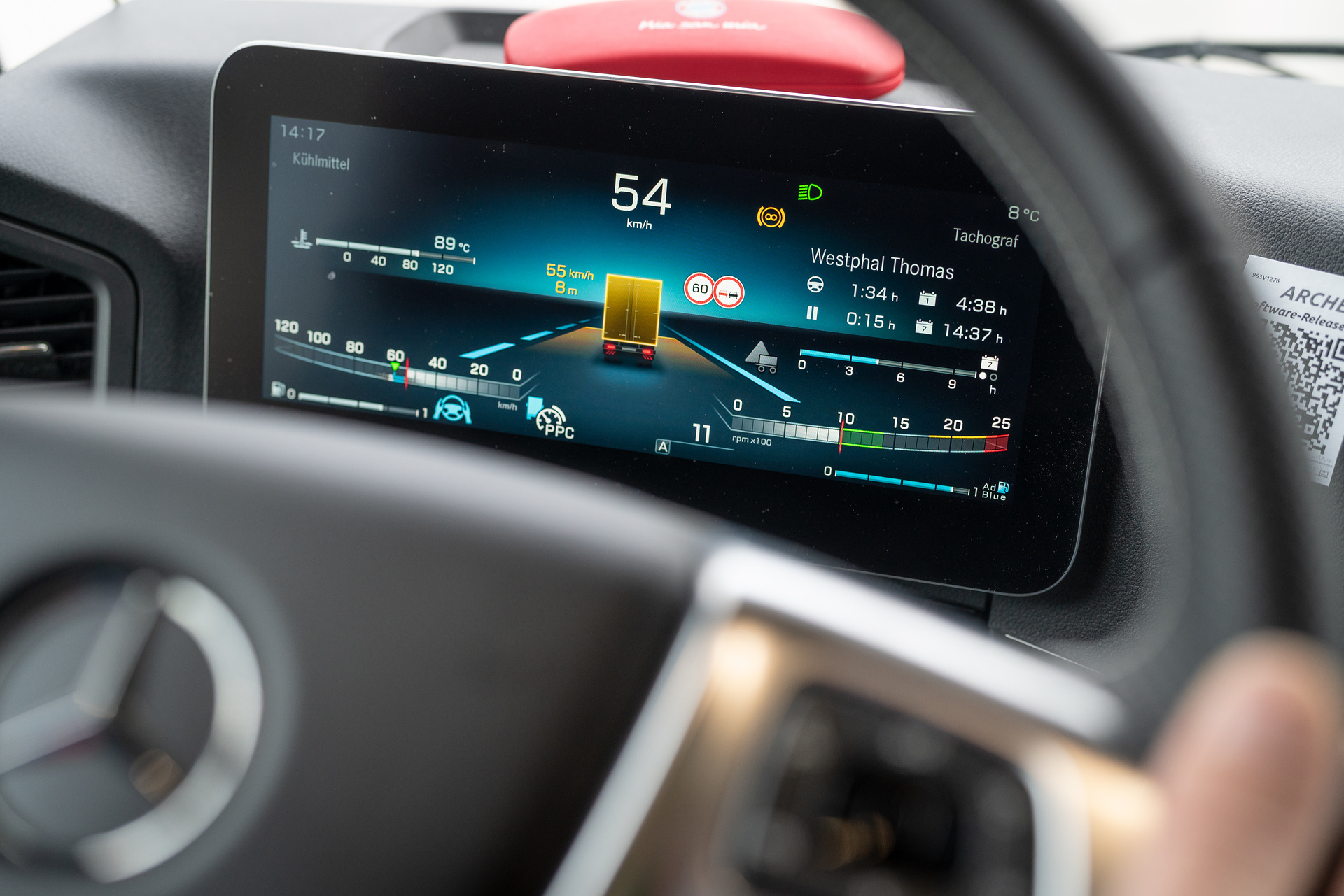 Aktive Längsführung mit dem Active Drive Assist: Wenn der neue Actros einem vorausfahrenden Fahrzeug zu nahe kommt, wird dies im Zentraldisplay des Multimedia Cockpits angezeigt, und der Active Drive Assist bremst den Lkw selbstständig ab Mehr Sicherheit durch teilautomatisiertes Fahren: Spedition Wagenstetter aus Forsting in Oberbayern testete den Active Drive Assist im neuen Actros