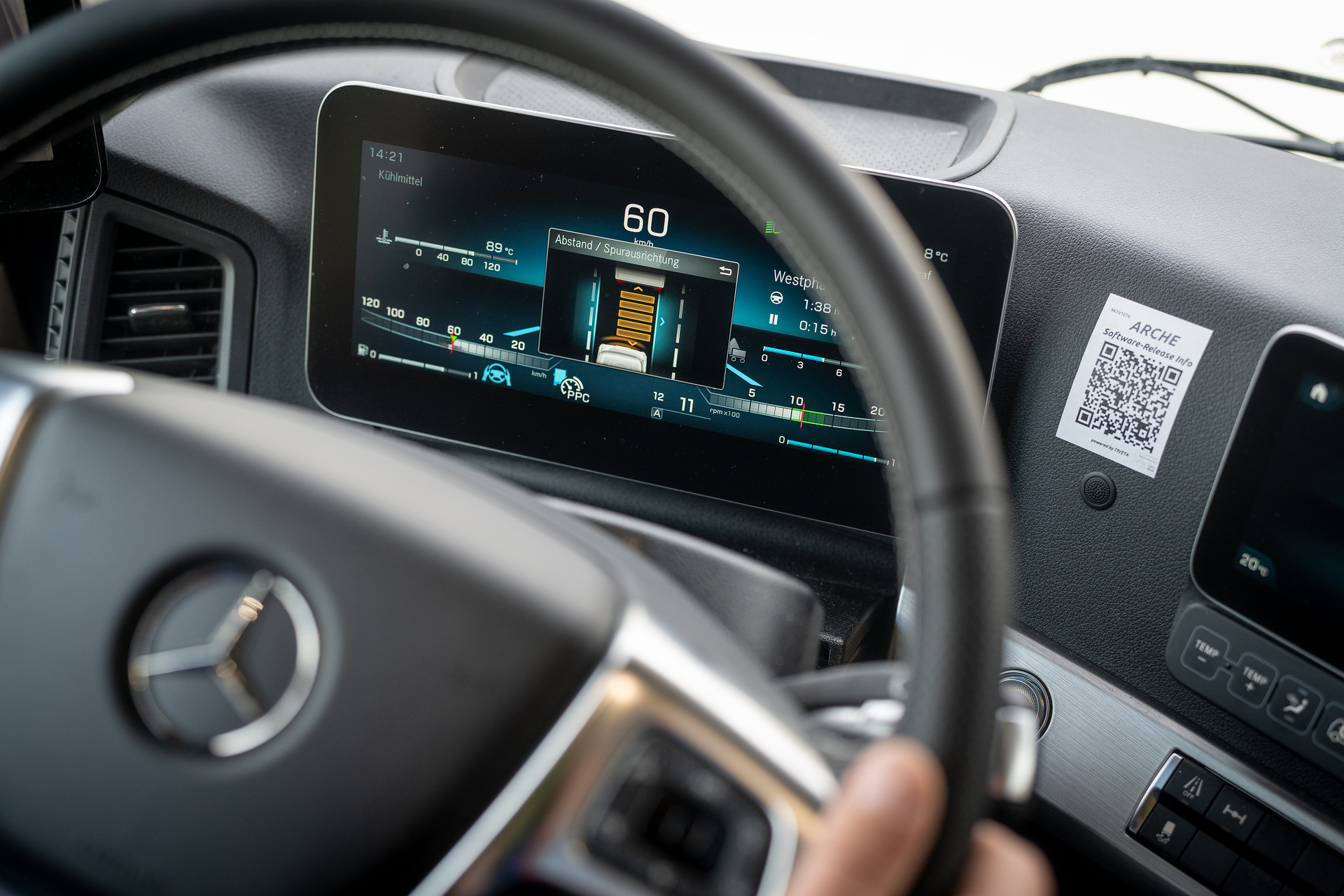 Aktive Querführung mit dem Active Drive Assist: Die Position des Lkw in der Spur ist vom Lenkrad aus in mehreren Stufen über das Fahrassistenzmenü im Zentraldisplay des Multimedia Cockpits einstellbar Mehr Sicherheit durch teilautomatisiertes Fahren: Spedition Wagenstetter aus Forsting in Oberbayern testete den Active Drive Assist im neuen Actros