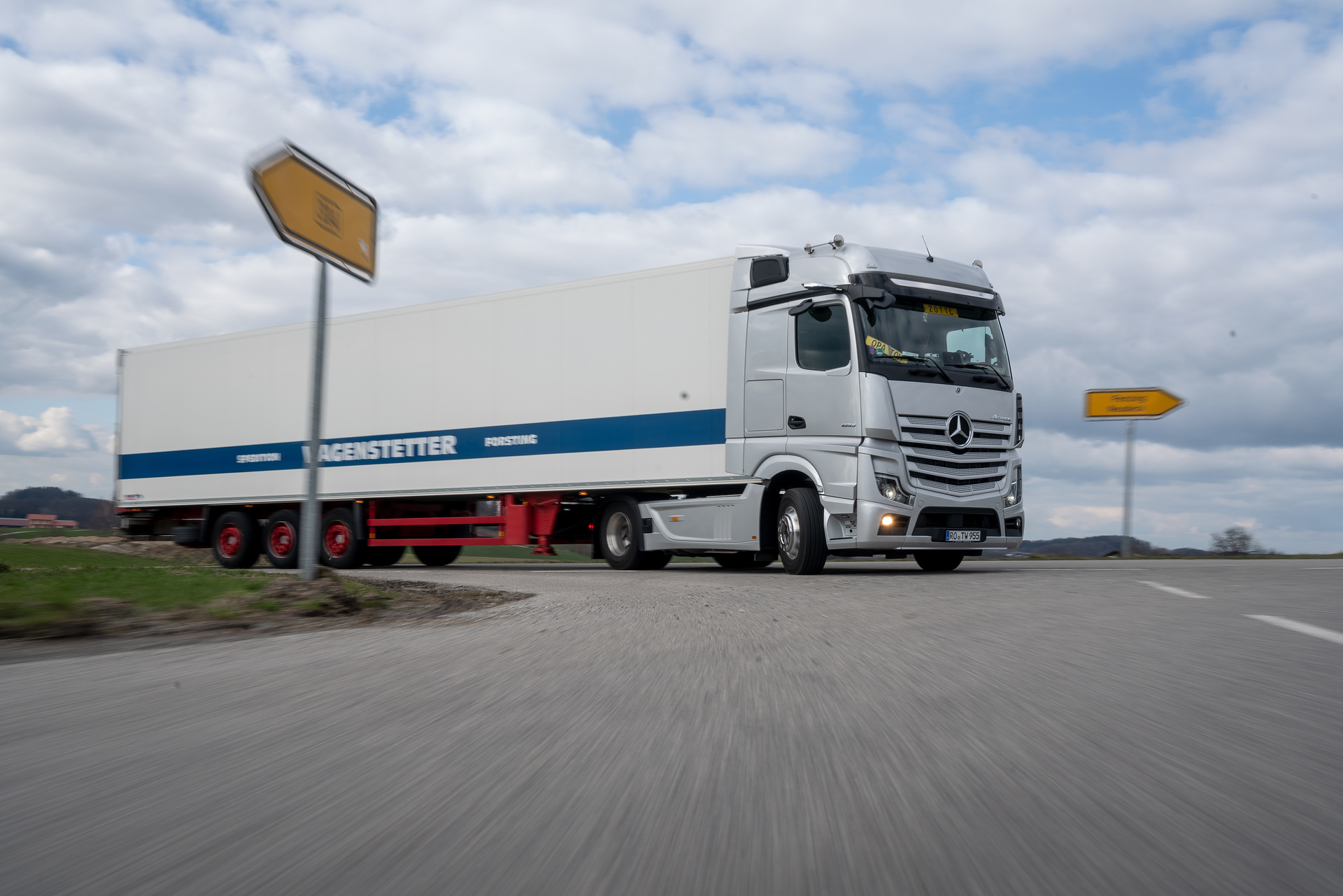 Mehr Sicherheit durch teilautomatisiertes Fahren: Spedition Wagenstetter aus Forsting in Oberbayern testete den Active Drive Assist im neuen Actros Mehr Sicherheit durch teilautomatisiertes Fahren: Spedition Wagenstetter aus Forsting in Oberbayern testete den Active Drive Assist im neuen Actros
