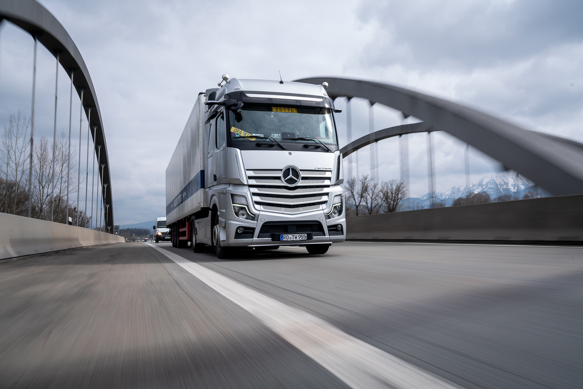 Der neue Active Drive Assist im Test-Actros bei der Spedition Wagenstetter unterstützt den Fahrer insbesondere bei langen Autobahnfahrten über den Brenner nach Norditalien Mehr Sicherheit durch teilautomatisiertes Fahren: Spedition Wagenstetter aus Forsting in Oberbayern testete den Active Drive Assist im neuen Actros