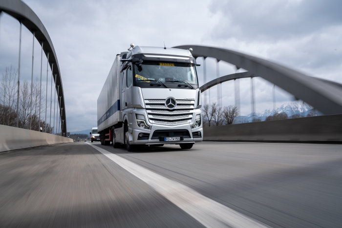Mehr Sicherheit durch teilautomatisiertes Fahren: Spedition Wagenstetter aus Forsting in Oberbayern testete den Active Drive Assist im neuen Actros