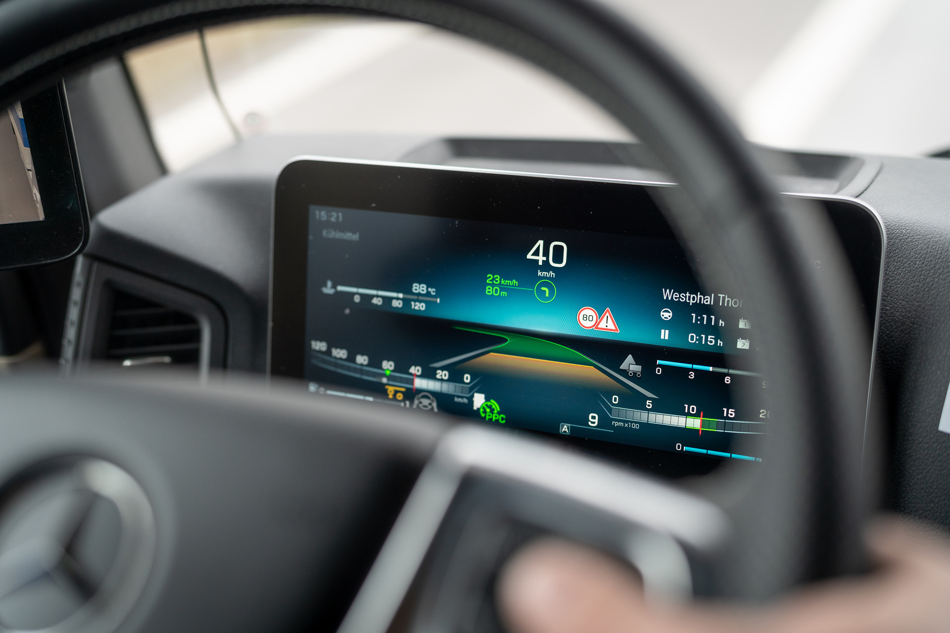 Mehr Sicherheit durch teilautomatisiertes Fahren: Spedition Wagenstetter aus Forsting in Oberbayern testete den Active Drive Assist im neuen Actros Mehr Sicherheit durch teilautomatisiertes Fahren: Spedition Wagenstetter aus Forsting in Oberbayern testete den Active Drive Assist im neuen Actros