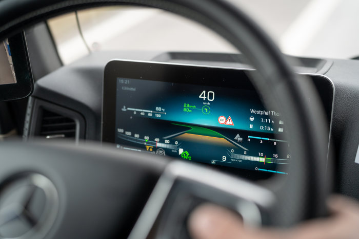Mehr Sicherheit durch teilautomatisiertes Fahren: Spedition Wagenstetter aus Forsting in Oberbayern testete den Active Drive Assist im neuen Actros