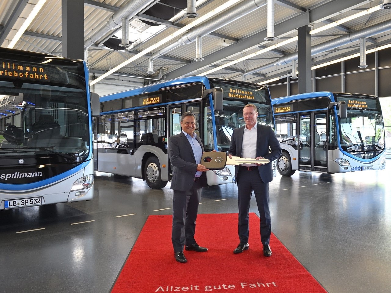 Außergewöhnliches Design trifft saubere Antriebstechnologie: Rüdiger Kappel, Leiter Vertrieb Flotten Daimler Buses Deutschland, übergibt einen Citaro G und drei Citaro hybrid an Bülent Menekse, Geschäftsführer der Omnibusverkehr Spillmann GmbH. Mercedes-Benz Citaro: Mercedes-Benz Hybridbusse im Spillmann-Design