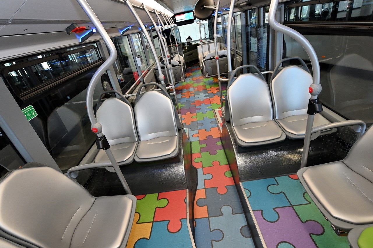 Jedes Fahrzeug ein Motto, jedes Fahrzeug ein Unikat: Bodenbelag, Sitze und bedruckte Seitenwände visualisieren die vier Motto Education, Nature, Science und Garden. Mercedes-Benz Citaro: Mercedes-Benz Hybridbusse im Spillmann-Design