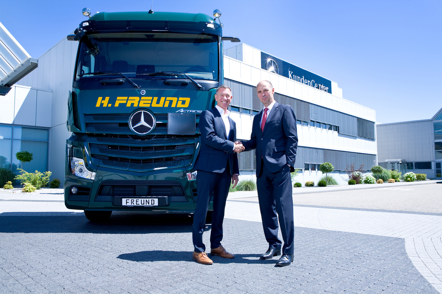 Auf dem Bild: Joachim Schlereth, Leiter Mercedes-Benz Lkw Vertrieb und Services Deutschland und Stephan Freund, Geschäftsführer Spedition Rheinland H. Freund GmbH & Co KG. Modernster Stern im Silotransport – der neue Mercedes-Benz Actros jetzt bei Spedition Freund
