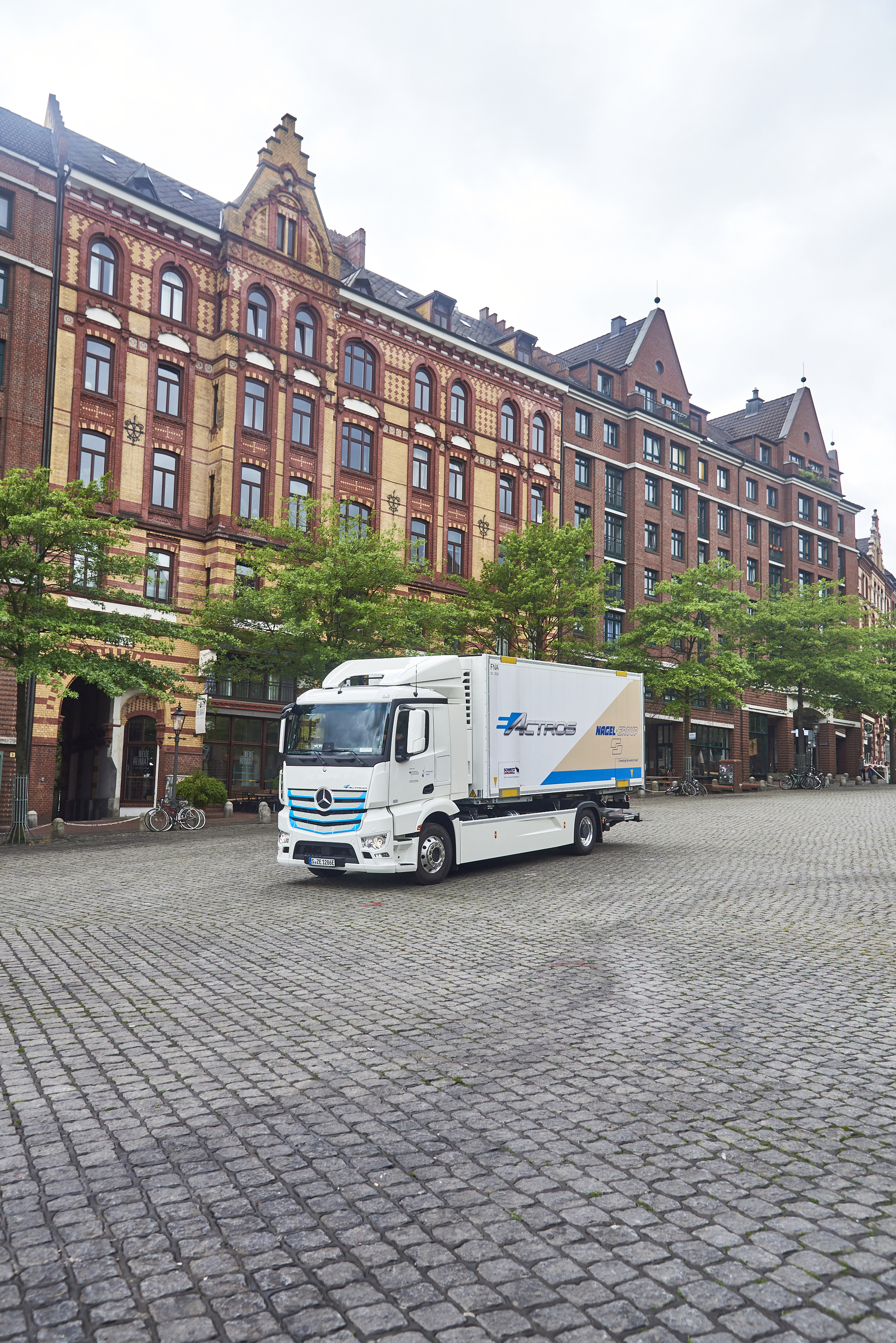 Nagel-Group fährt jetzt in Hamburg elektrisch – gesamte Mercedes-Benz eActros „Innovationsflotte“ im Praxiseinsatz