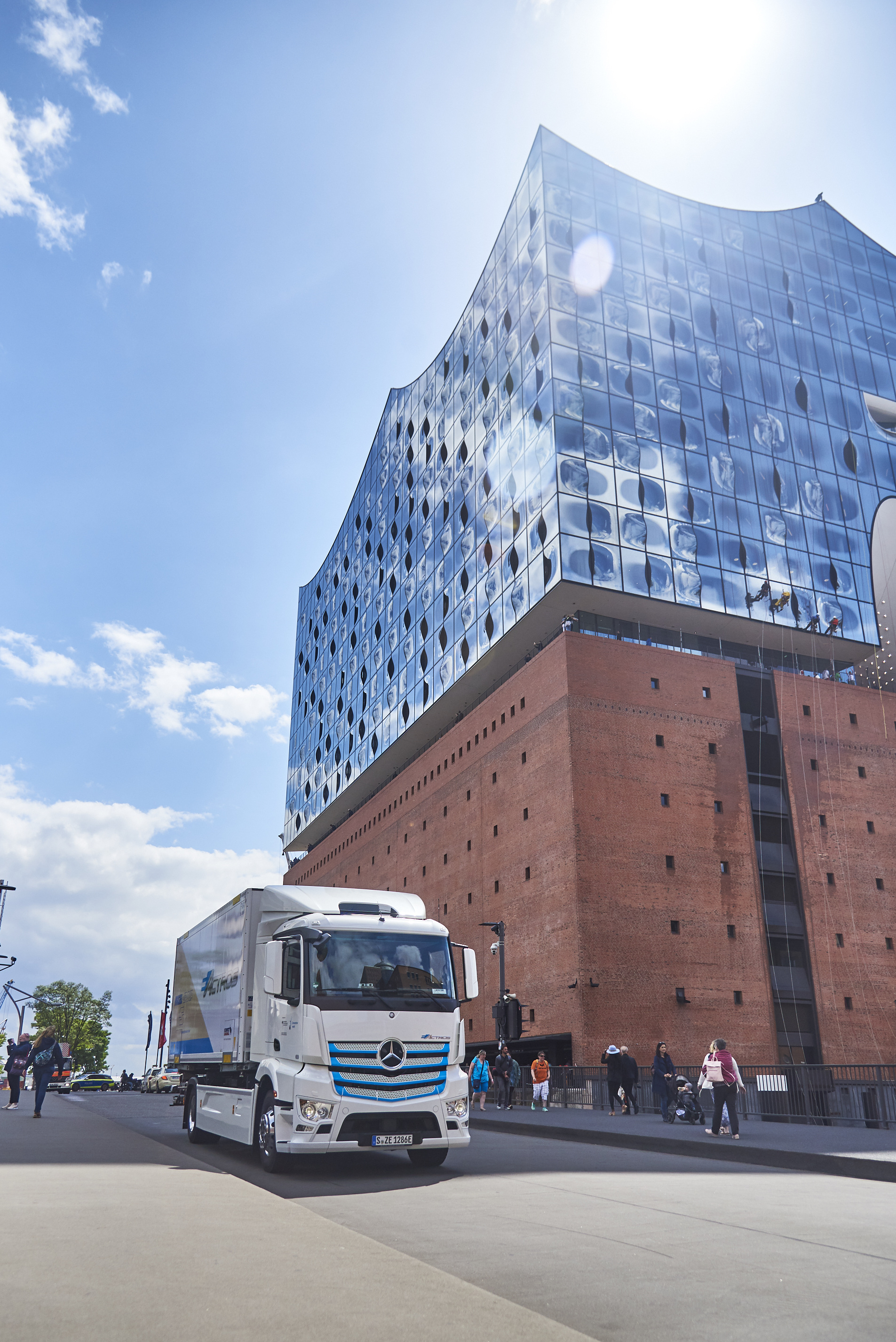 Nagel-Group fährt jetzt in Hamburg elektrisch – gesamte Mercedes-Benz eActros „Innovationsflotte“ im Praxiseinsatz