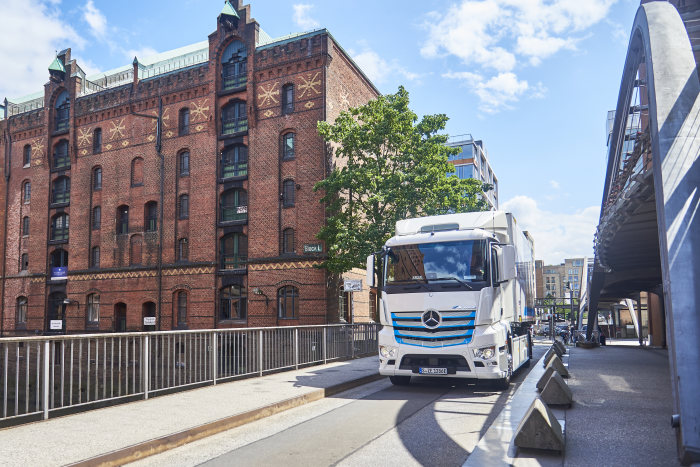 Nagel-Group fährt jetzt in Hamburg elektrisch – gesamte Mercedes-Benz eActros „Innovationsflotte“ im Praxiseinsatz