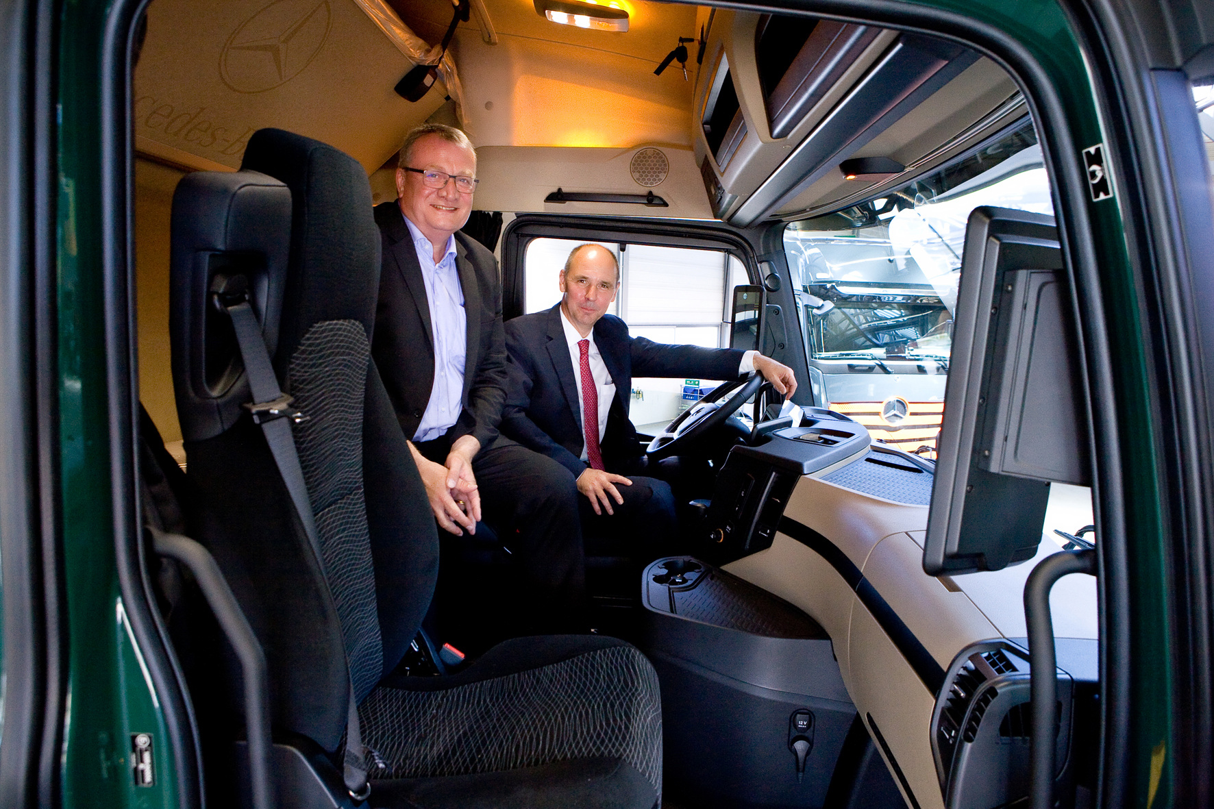 Gerhard Wollgarten (Verkauf Niederlassung Aachen; links), zeigt Stephan Freund (Rheinland H. Freund GmbH & Co. KG) den neuen Actros. Gerhard Wollgarten (Verkauf Niederlassung Aachen; links), zeigt Stephan Freund (Rheinland H. Freund GmbH & Co. KG) den neuen Actros.