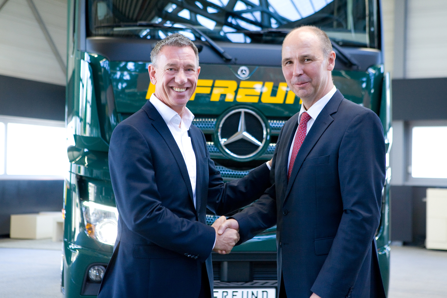 Joachim Schlereth (Leiter Mercedes-Benz Lkw Vertrieb und Services Deutschland; links) und Stephan Freund (Geschäftsführer Rheinland H. Freund GmbH & Co KG; rechts).