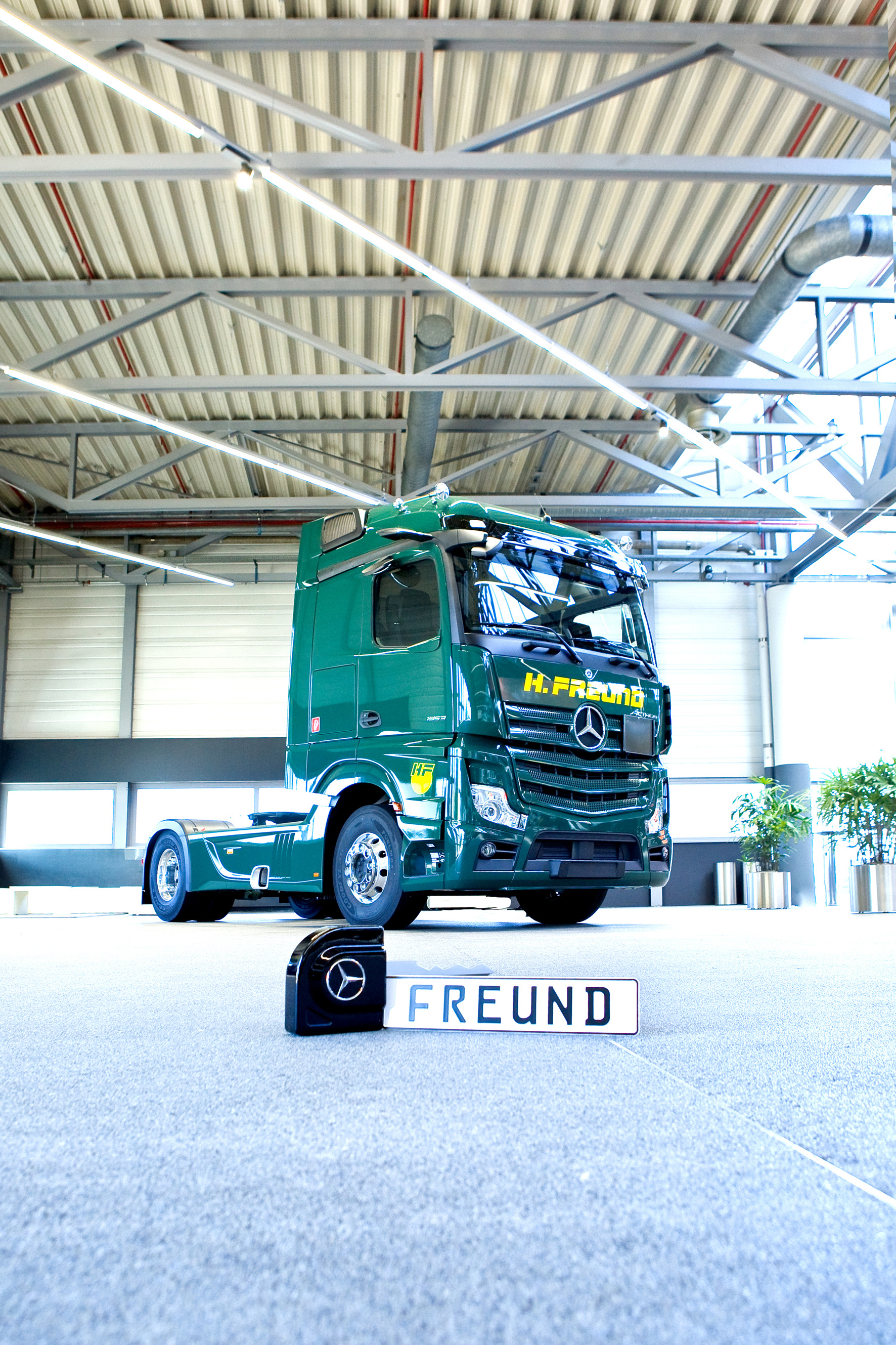 Der erste neue Actros in blaualgengrün für die Firma Freund. Zehn weitere werden folgen.