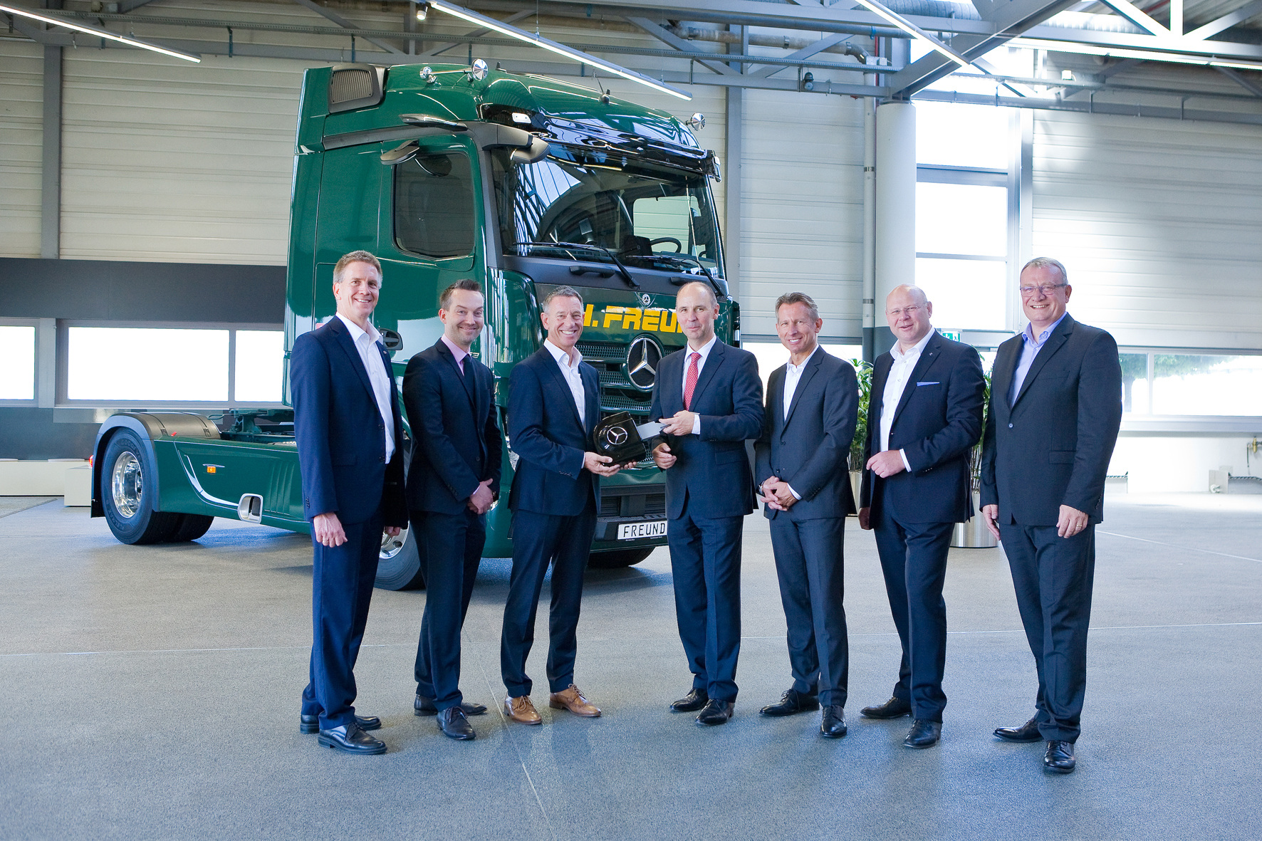 V.l.n.r.: Michael Albrecht (Großkundenmanagement Lkw Mercedes-Benz Vertrieb Deutschland), Benedikt Glorius (Rheinland H. Freund GmbH & Co. KG), Joachim Schlereth (Mercedes-Benz LKW Vertrieb und Services Deutschland), Stephan Freund (Rheinland H. Freund GmbH & Co. KG) , Dr. Andreas Meidlinger (GOC MB LKW- Globales Auftragsmanagement), Oliver Kraft (Großkundenmanagement Mercedes-Benz Lkw) und Gerhard Wollgarten (Verkauf Niederlassung Aachen).