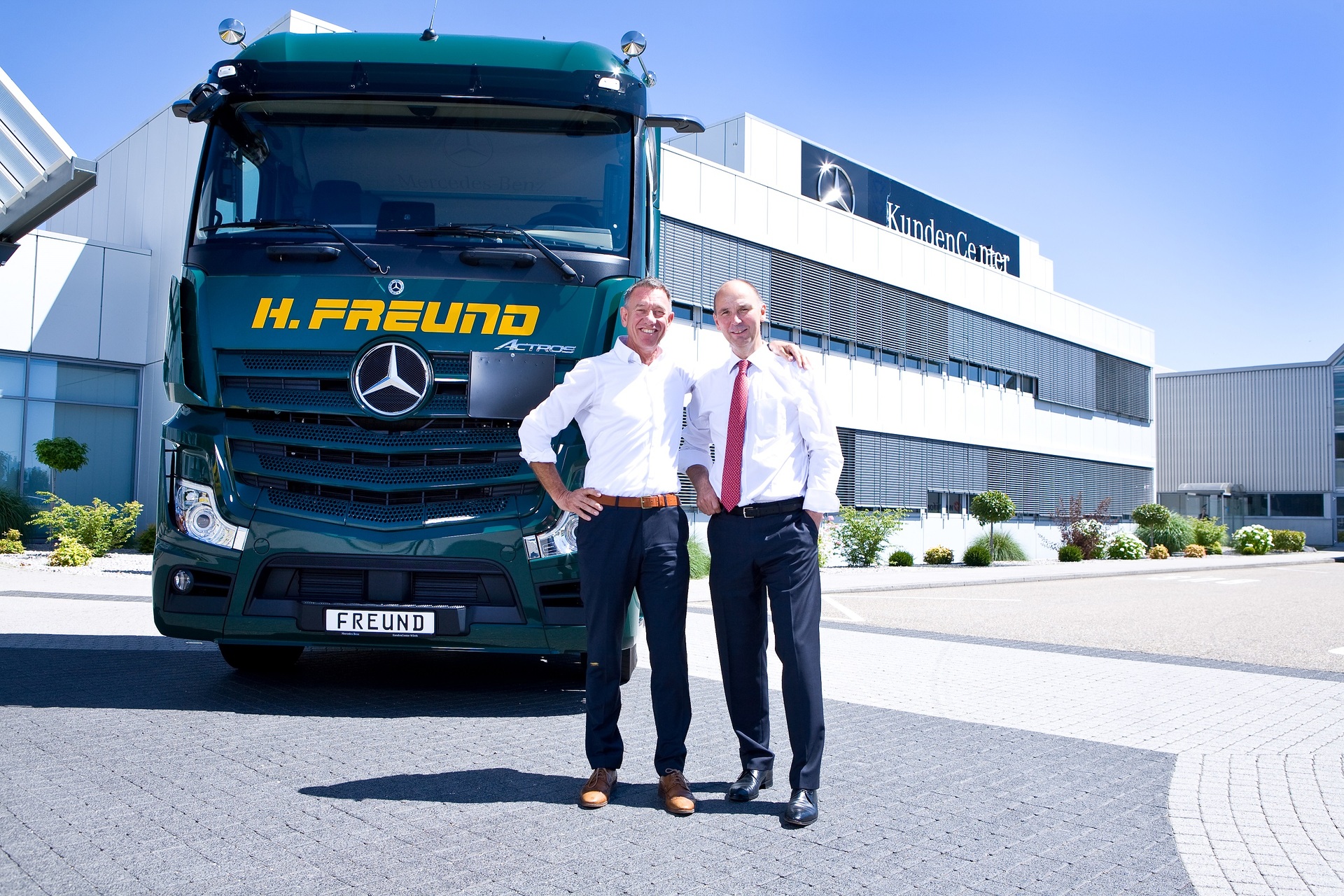 Joachim Schlereth (Leiter Mercedes-Benz Lkw Vertrieb und Services Deutschland; links) und Stephan Freund (Geschäftsführer Rheinland H. Freund GmbH & Co KG; rechts).