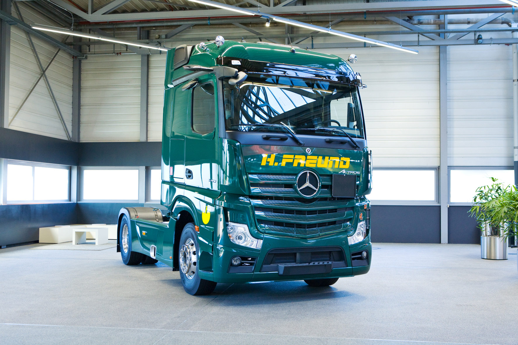 Der erste neue Actros in blaualgengrün für die Firma Freund. Zehn weitere werden folgen.