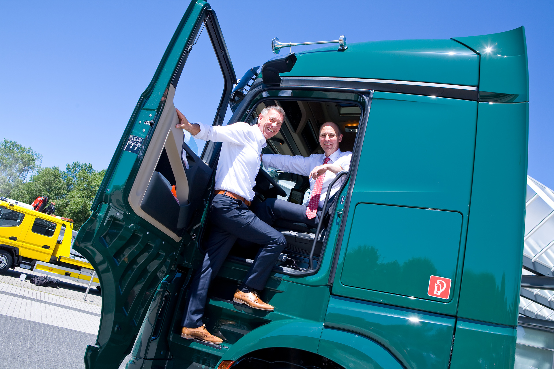 Joachim Schlereth (Leiter Mercedes-Benz Lkw Vertrieb und Services Deutschland; links) und Stephan Freund (Geschäftsführer Rheinland H. Freund GmbH & Co KG; rechts).