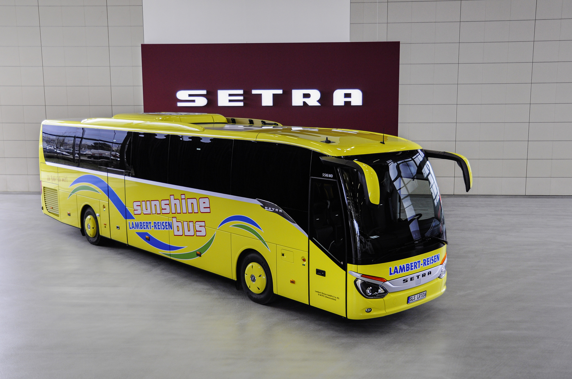 Mit der Übernahme von drei Reisebussen der ComfortClass macht die Lambert Reisen GmbH & Co. KG einen großen Schritt hin zu einem reinen Setra Fuhrpark. Lambert lässt mit leuchtend gelben Setra die Sonne scheinen