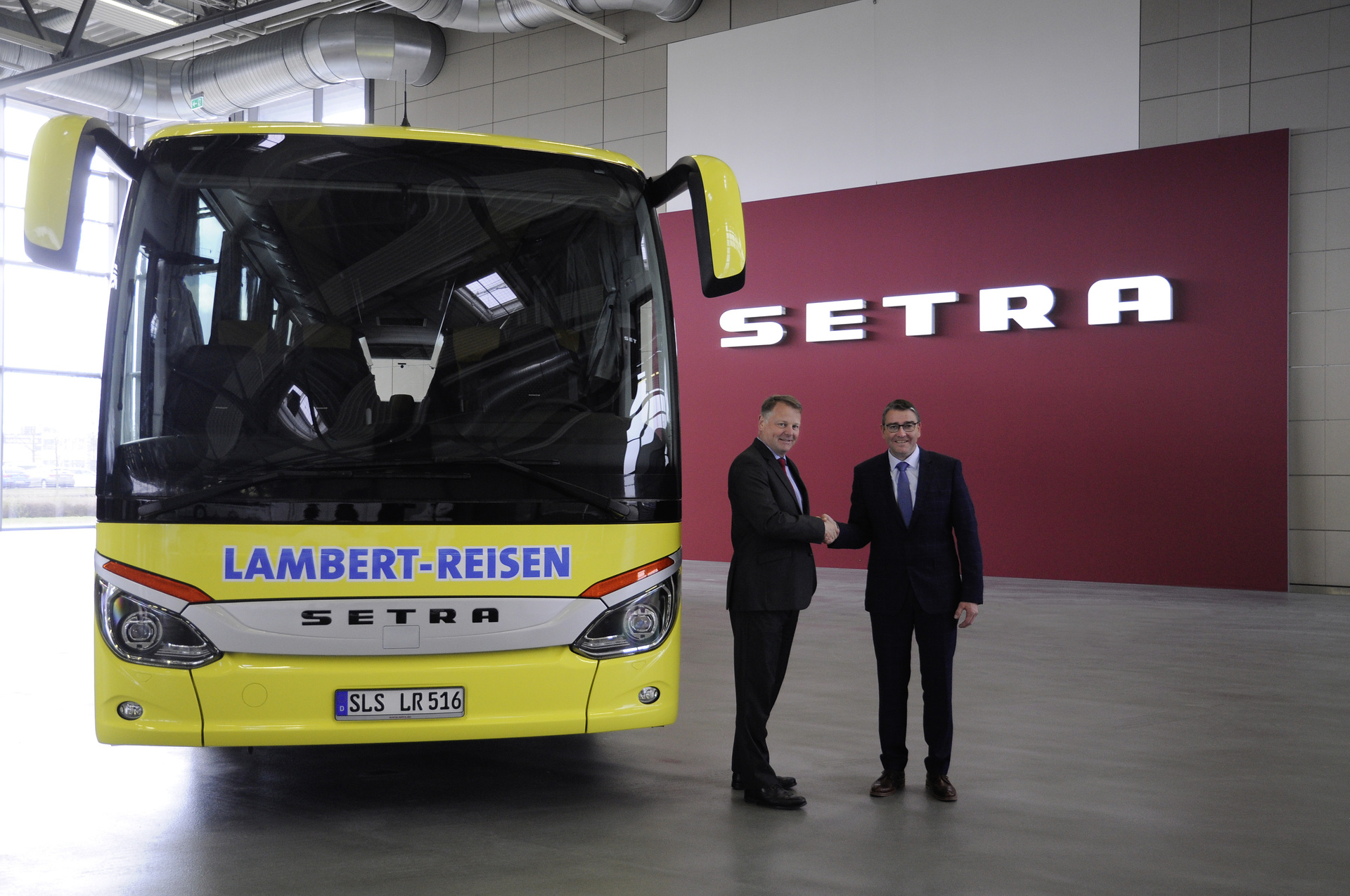 Mit der Übernahme von drei Reisebussen der ComfortClass macht die Lambert Reisen GmbH & Co. KG einen großen Schritt hin zu einem reinen Setra Fuhrpark. Im Bild: Ulrich Piotrowski, Leiter Verkauf Bus Region Mitte (links), und Ralf Lambert, Geschäftsführer der Lambert Reisen GmbH & Co. KG. Lambert lässt mit leuchtend gelben Setra die Sonne scheinen