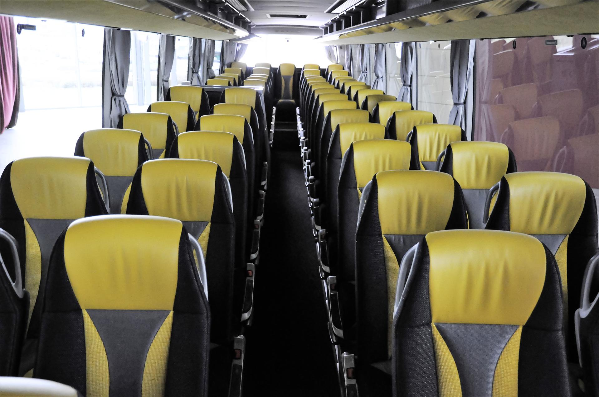 Ein Setra Reisebus der ComfortClass. Der S 516 MD gehört der Firma Lambert Reisen GmbH & Co. KG. Insgesamt besitzt das Unternehmen 17 Reisebusse. Lambert lässt mit leuchtend gelben Setra die Sonne scheinen