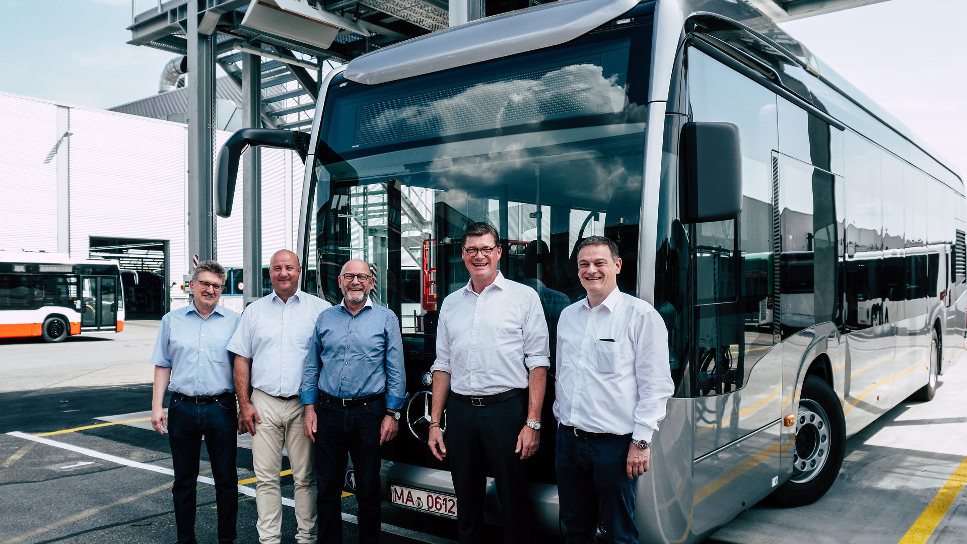 Ganz im Zeichen der E-Mobilität: Joachim Horner, Vorsitzender des Betriebsrats des Werks Mannheim, Michael Brecht, Vorsitzender des Gesamtbetriebsrats der Daimler AG, Winfried Hermann, Verkehrsminister des Landes Baden-Württemberg, Till Oberwörder, Leiter Daimler Buses, sowie Franz Loogen, Geschäftsführer der Landesagentur e-mobil BW, vor dem vollelektrischen Stadtbus Mercedes-Benz eCitaro in seiner Geburtsstätte in Mannheim (v.l.n.r.). E-Mobilität ‚Made in Baden-Württemberg‘: Verkehrsminister Hermann besucht die Produktion des vollelektrischen Stadtbusses eCitaro in Mannheim