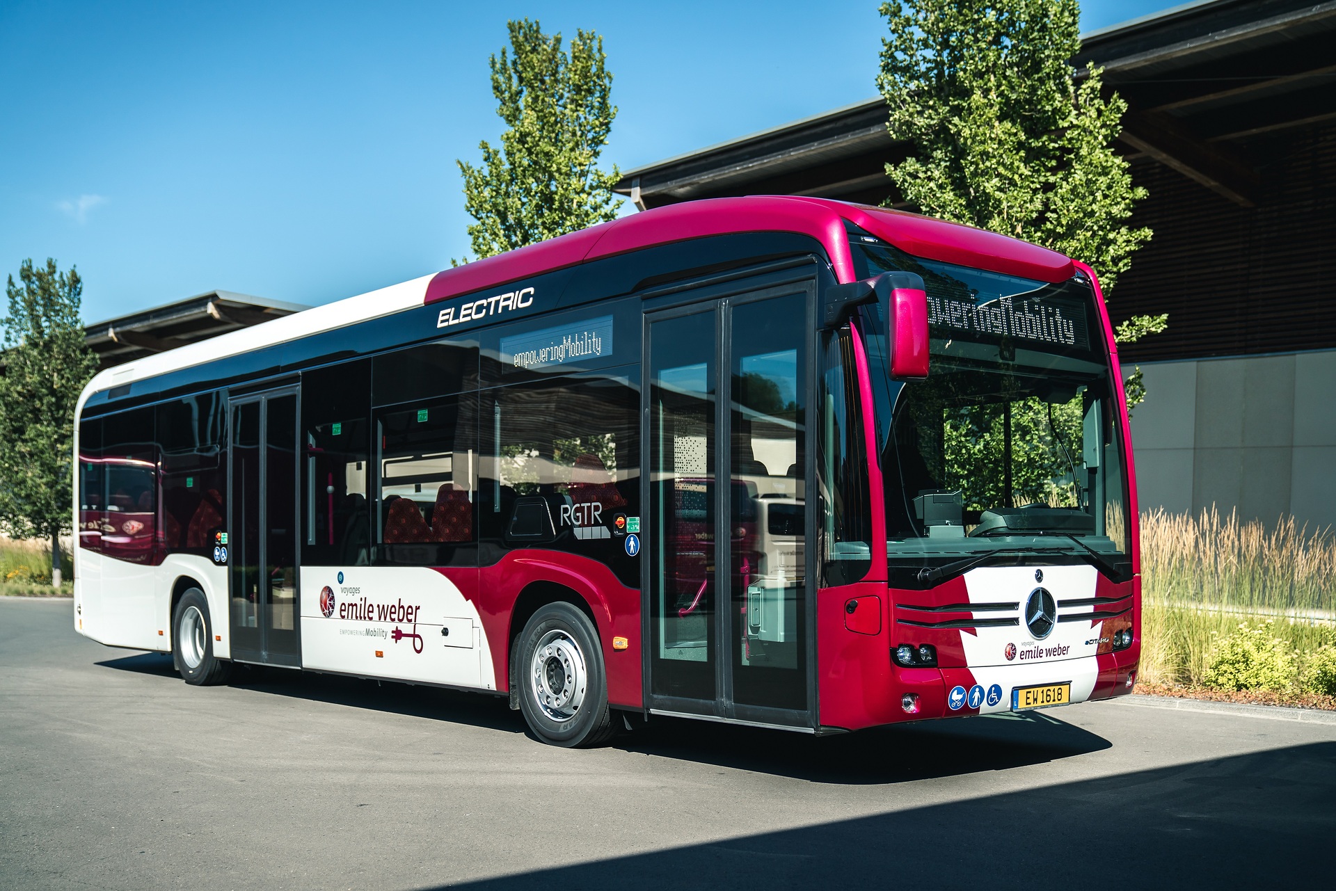 Der Mercedes Benz eCitaro ist ein echter Europäer, das unterstreichen aktuelle Auslieferungen von zusammen 20 Einheiten an renommierte Verkehrsbetriebe in Skandinavien und Luxemburg. Das Bild zeigt einen der 9 neuen eCitaro für Voyages Emile Weber in Canach, Luxemburg. Exporterfolge für den vollelektrisch angetriebenen Mercedes Benz eCitaro: Aufträge aus Luxemburg, Norwegen und Schweden