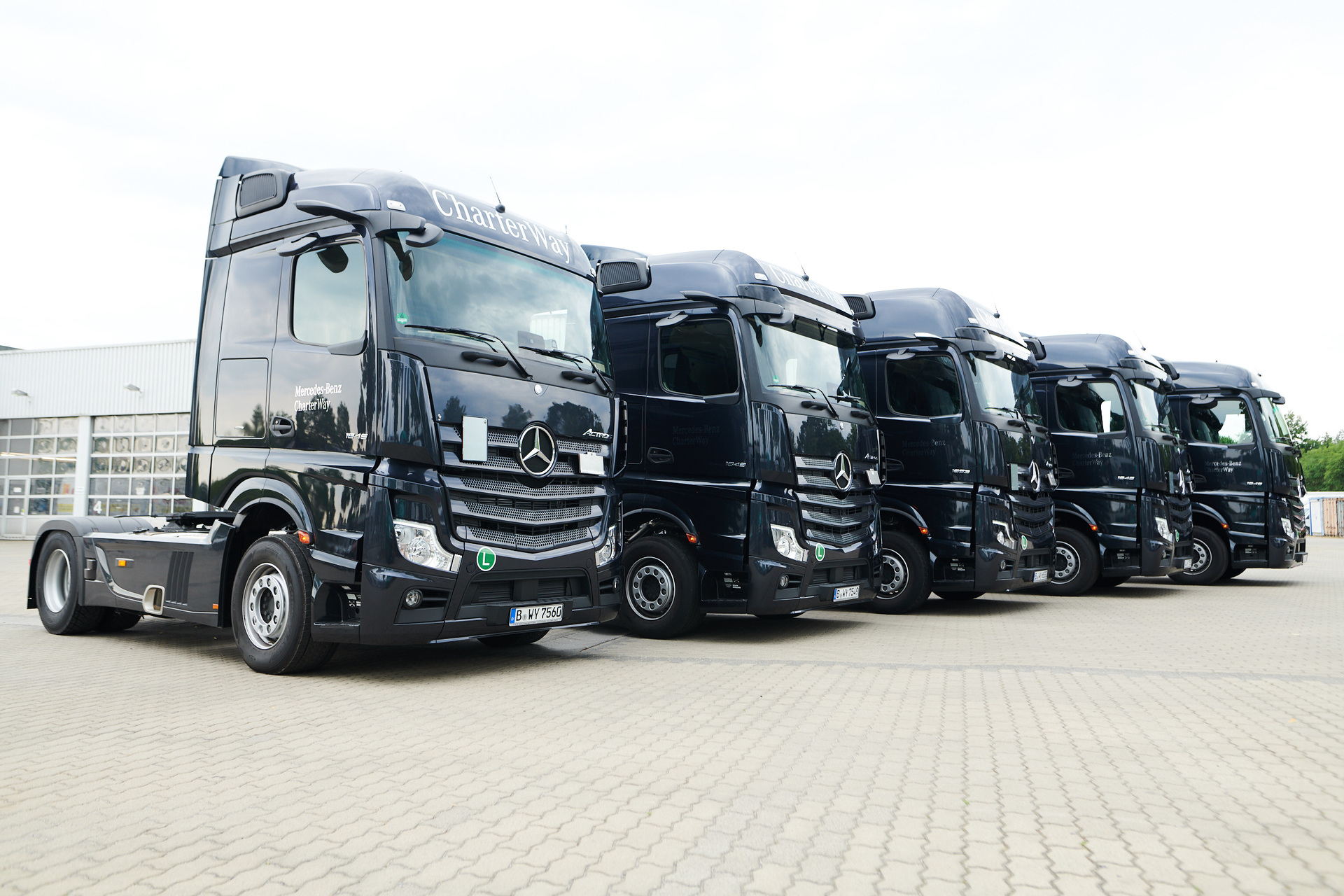 Black is the new white: rent the new Actros at Mercedes-Benz CharterWay