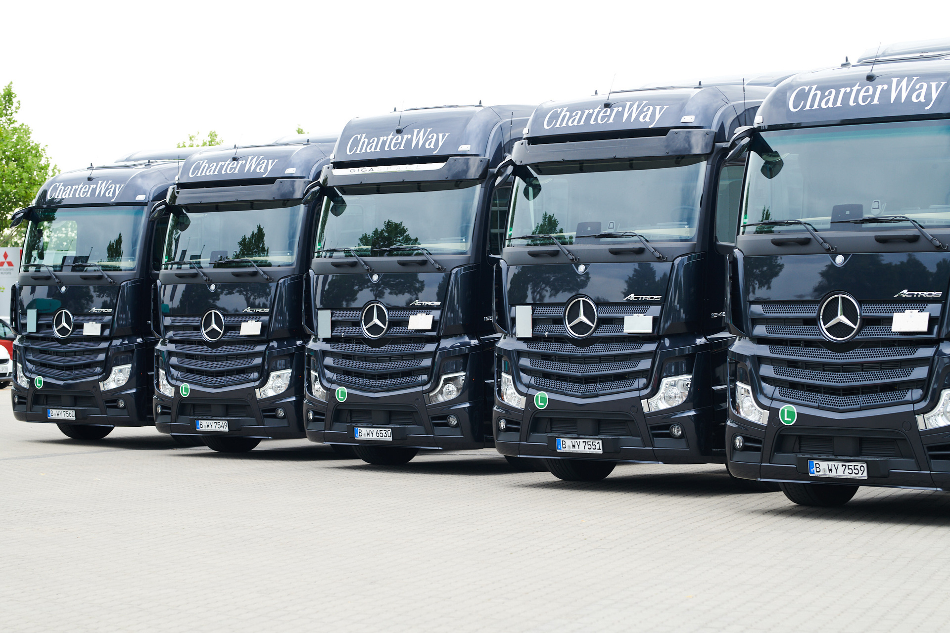 Black is the new white: rent the new Actros at Mercedes-Benz CharterWay