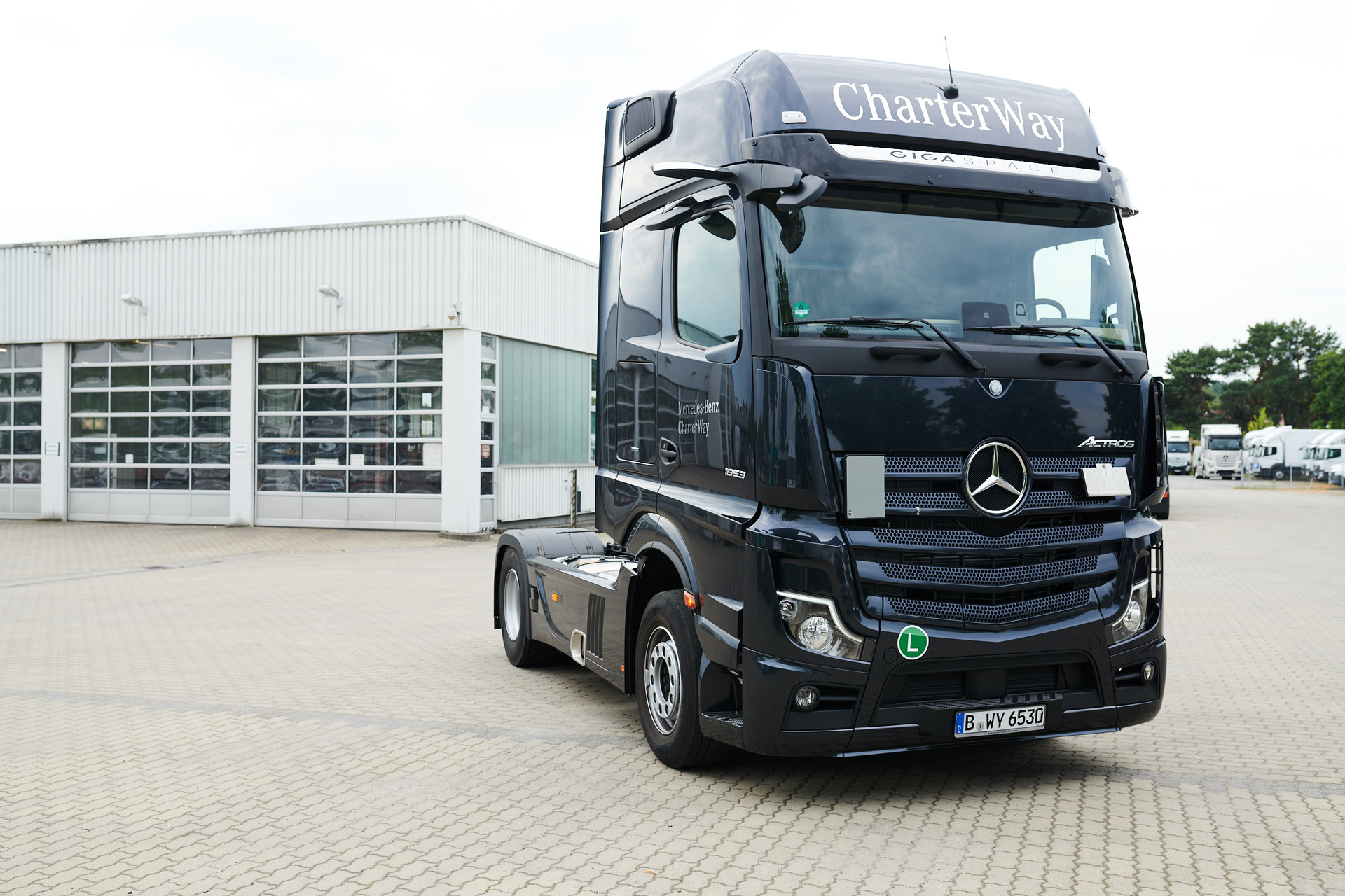 Schwarz ist das neue Weiß: Zur Miete – der neue Actros bei Mercedes-Benz CharterWay