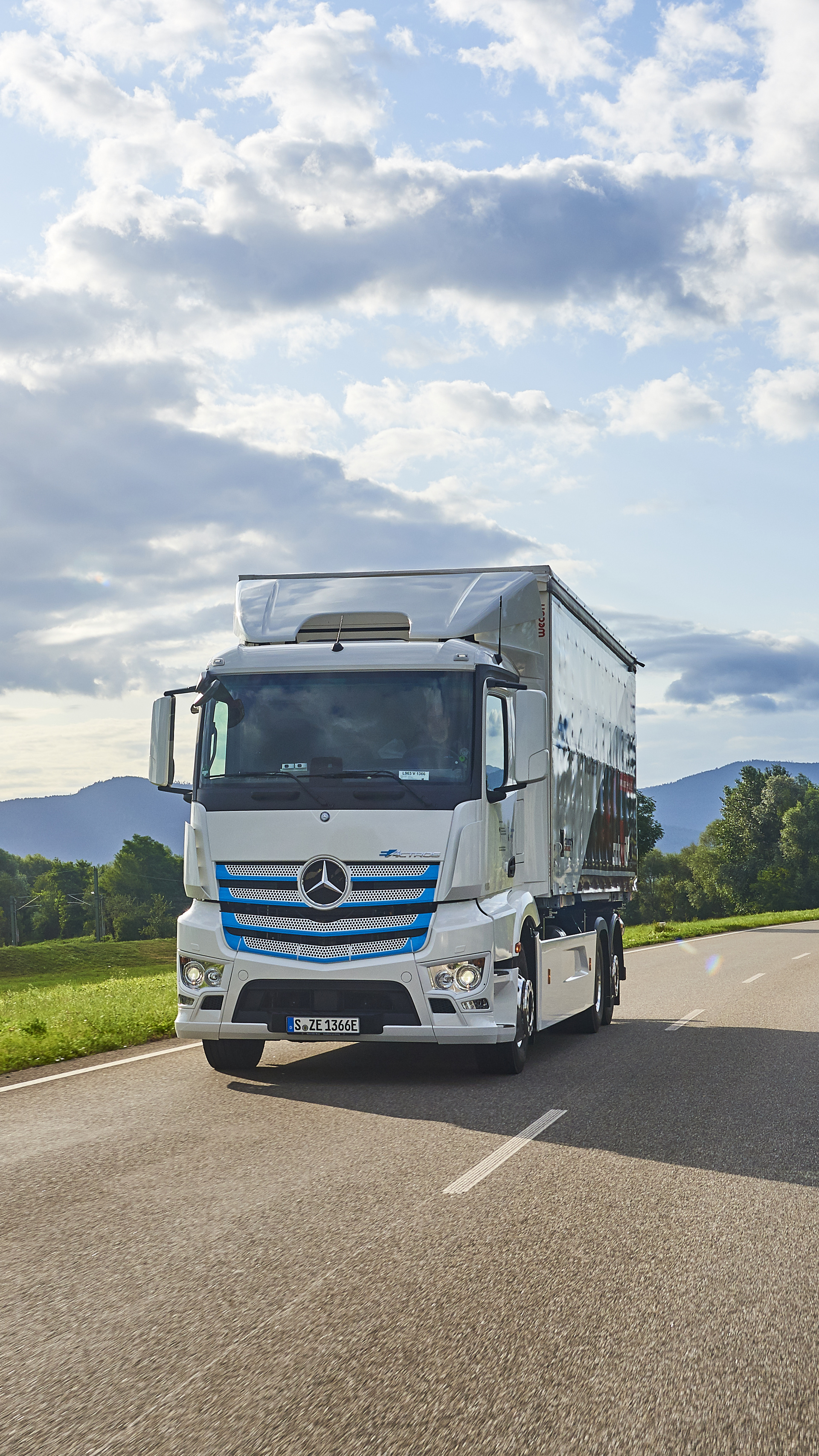 Vollelektrischer Lkw-Lieferverkehr bei Rastatt: Mercedes-Benz eActros bewährt sich im Praxiseinsatz bei Logistik Schmitt