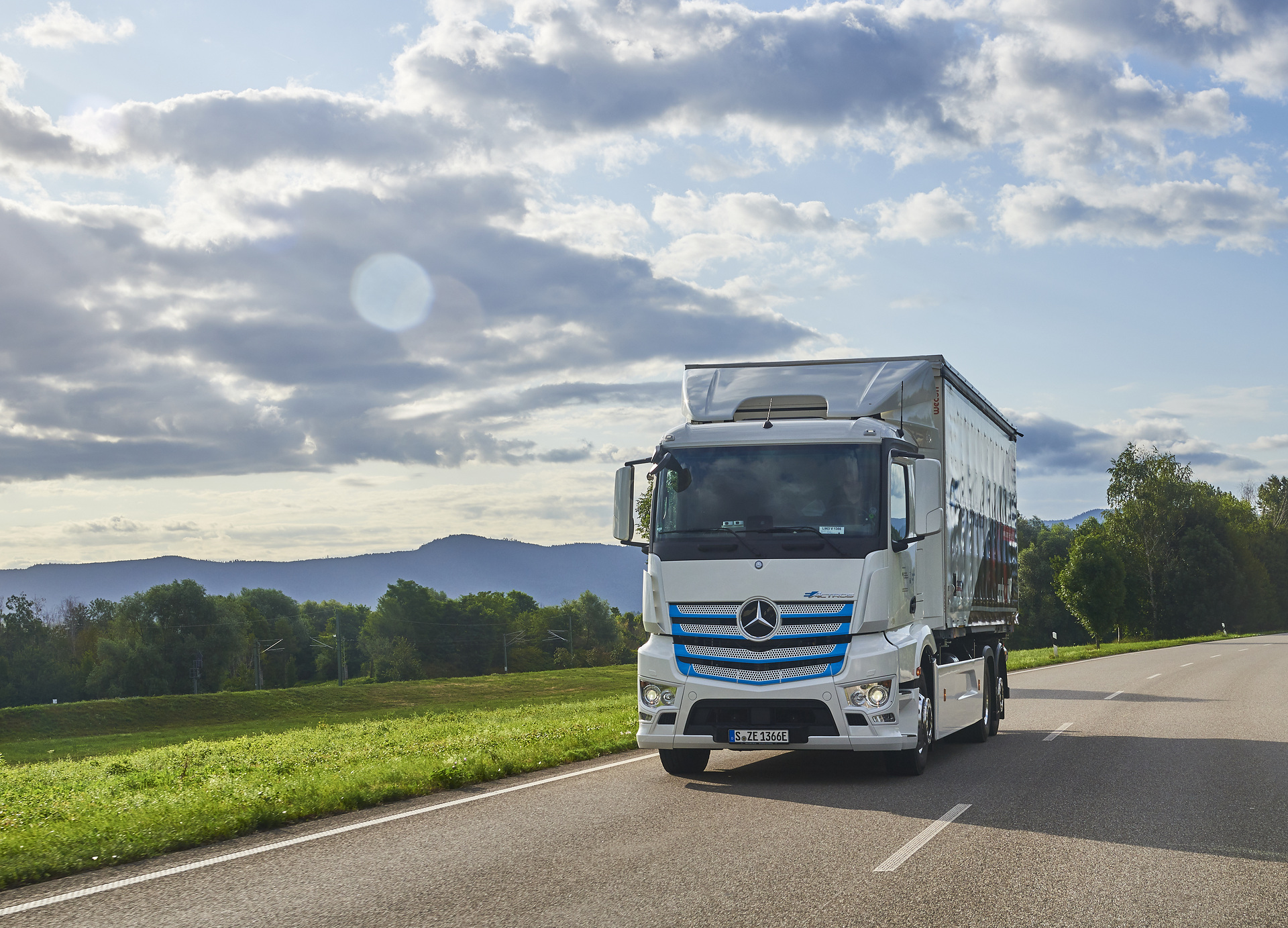 Vollelektrischer Lkw-Lieferverkehr bei Rastatt: Mercedes-Benz eActros bewährt sich im Praxiseinsatz bei Logistik Schmitt