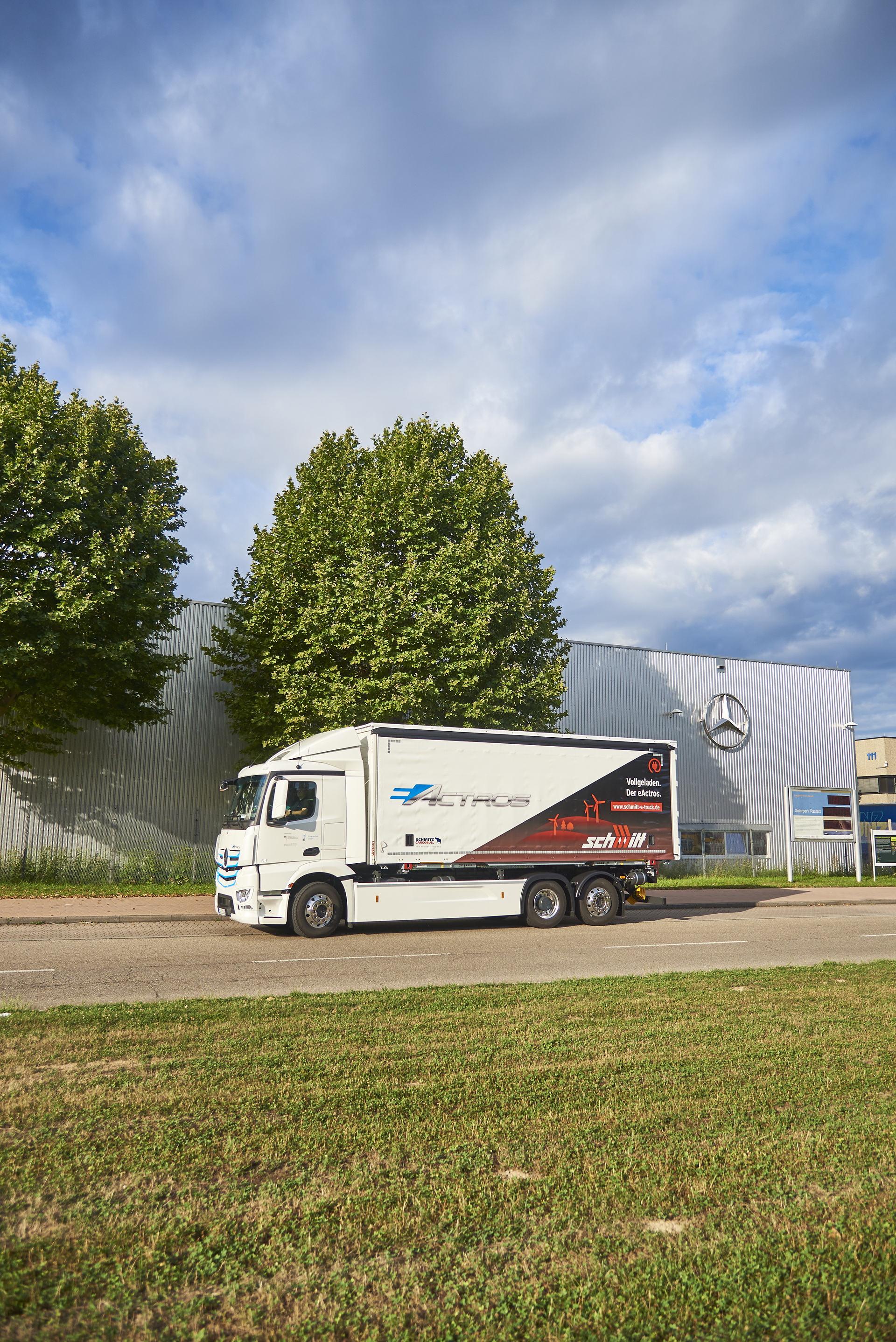 Vollelektrischer Lkw-Lieferverkehr bei Rastatt: Mercedes-Benz eActros bewährt sich im Praxiseinsatz bei Logistik Schmitt