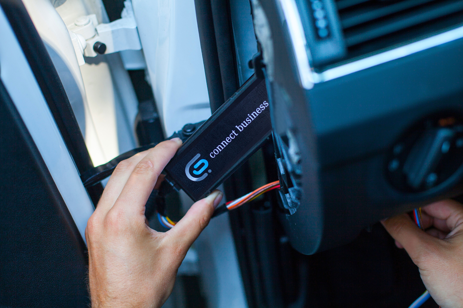 Mit der nachrüstbaren Hardware „connect business GENIUS“ können Fuhrparkmanager Telematikdienste für alle Fabrikate nutzen. Flottensteuerung via Telematik jetzt auch für alle Marken