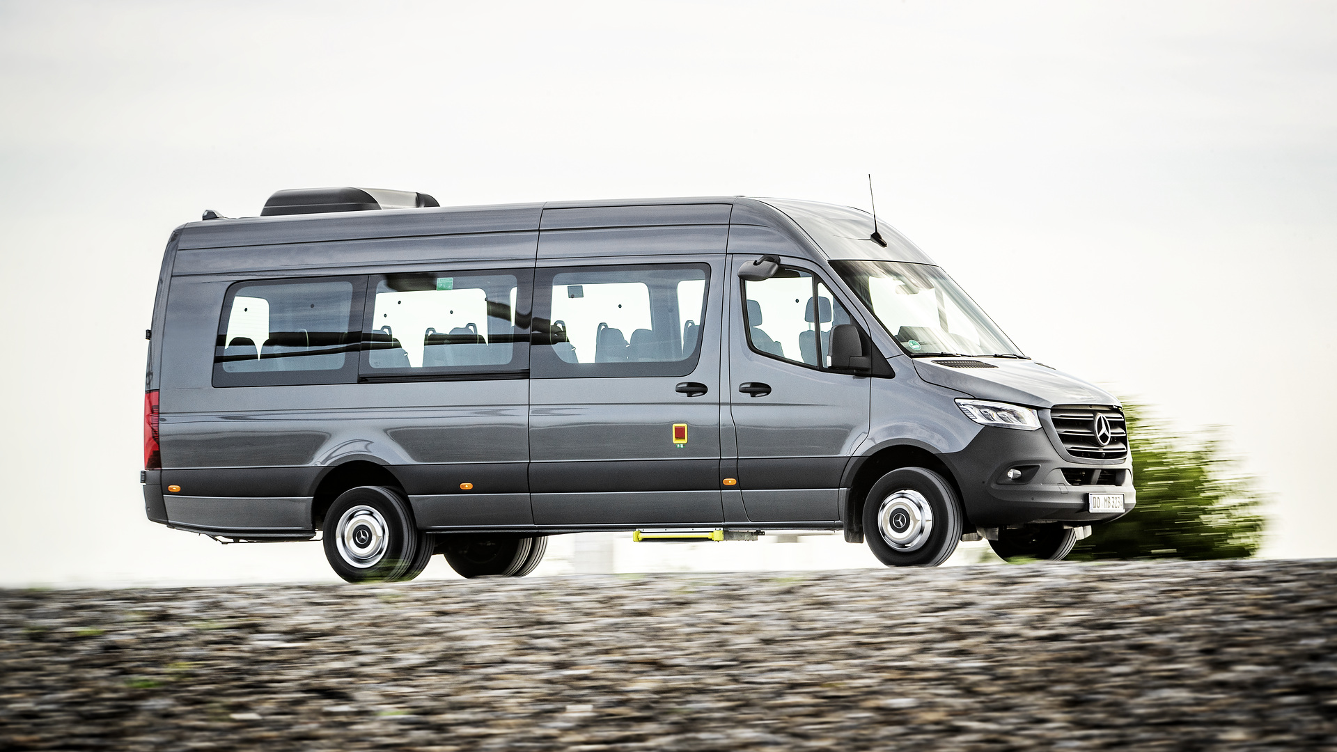 Mercedes-Benz continues to expand its range of new-generation minibuses. The Sprinter Transfer 45 all-rounder and the Sprinter City 45 urban bus are new to the product range. Two welcome additions to the minibuses bearing the three-pointed star: The Sprinter Transfer 45 and Sprinter City 45