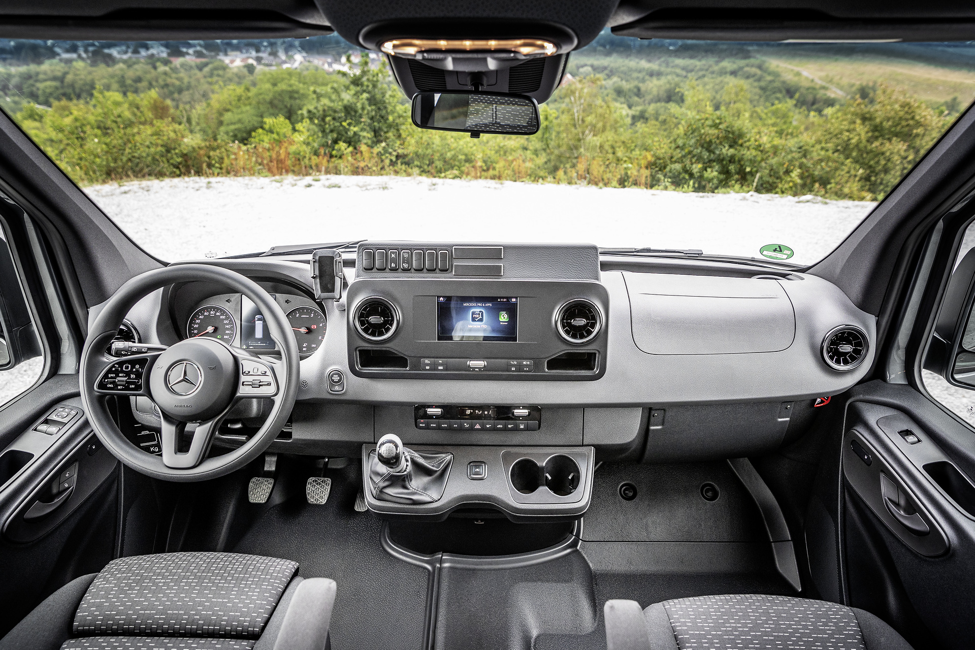 Mercedes-Benz continues to expand its range of new-generation minibuses. The Sprinter Transfer 45 all-rounder and the Sprinter City 45 urban bus are new to the product range. Two welcome additions to the minibuses bearing the three-pointed star: The Sprinter Transfer 45 and Sprinter City 45